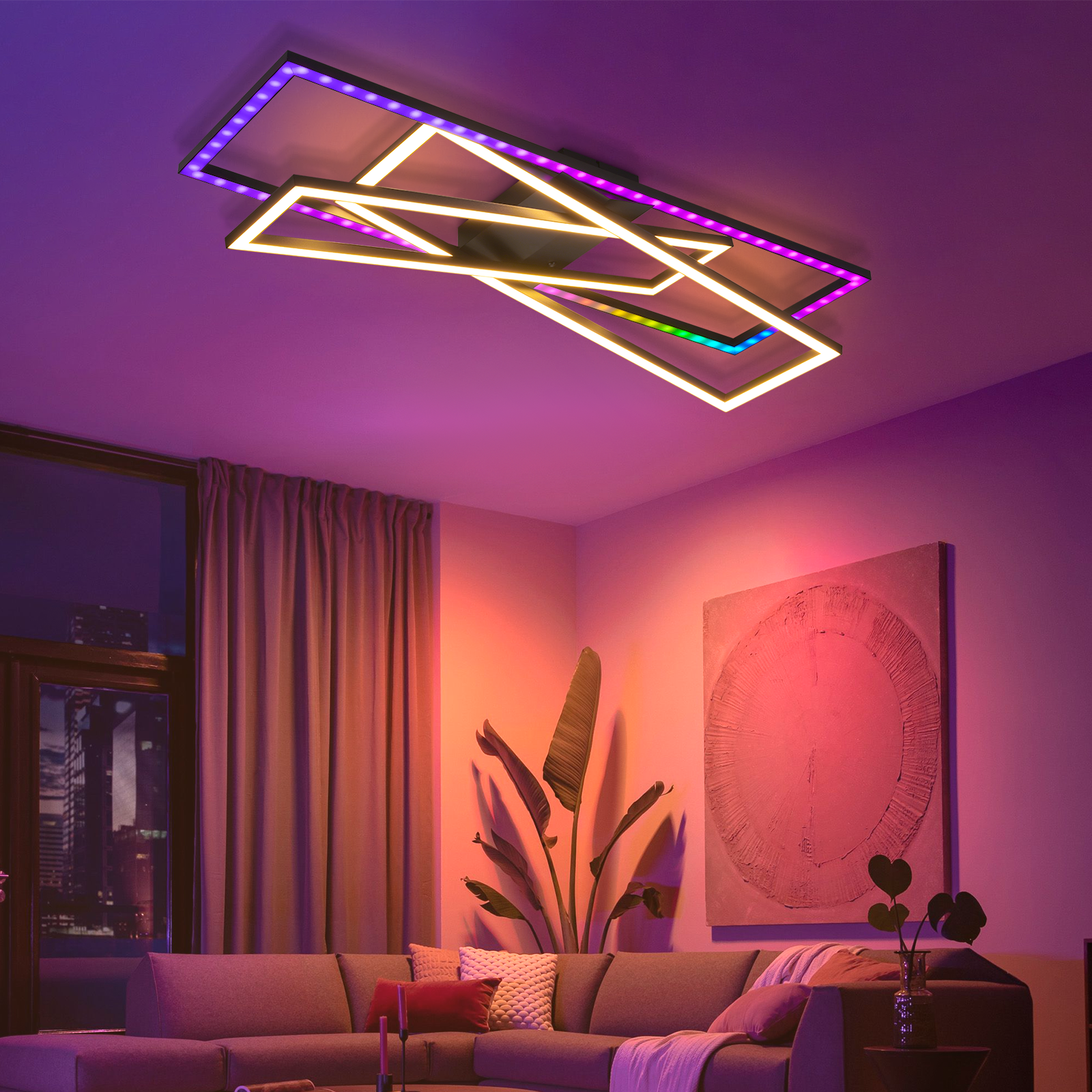 Lampa sufitowa z kolorowym geometrycznym wzorem, w salonie z sofą i dziełami sztuki.