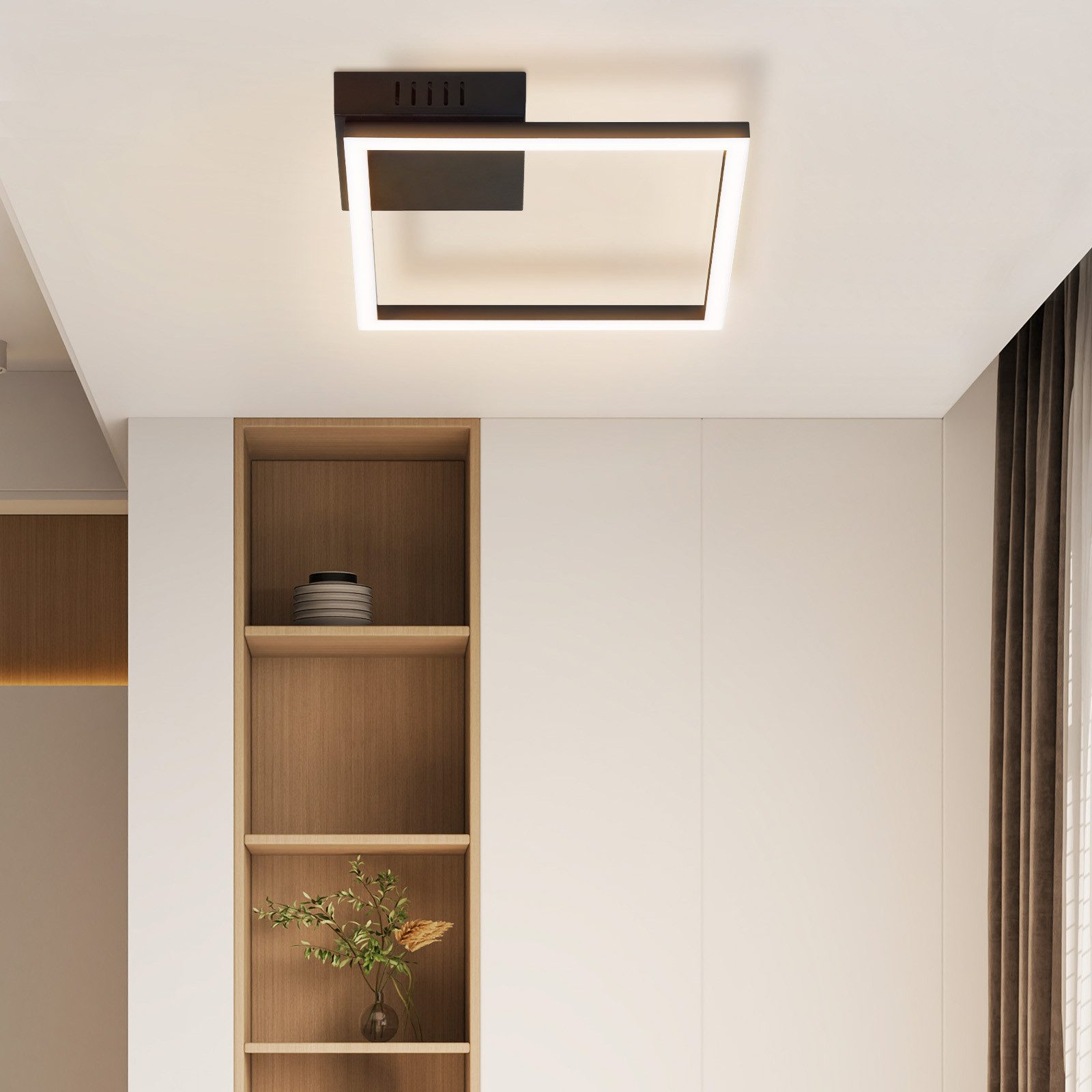 Una plafoniera quadrata in una stanza minimalista con scaffali in legno e una pianta.
