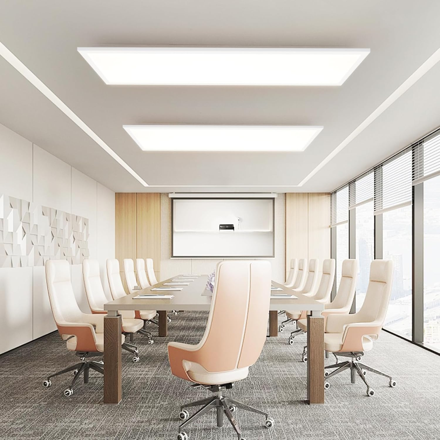 Ein moderner Konferenzraum mit zwei langen Deckenleuchten, einem langen Tisch und Bürostühlen.