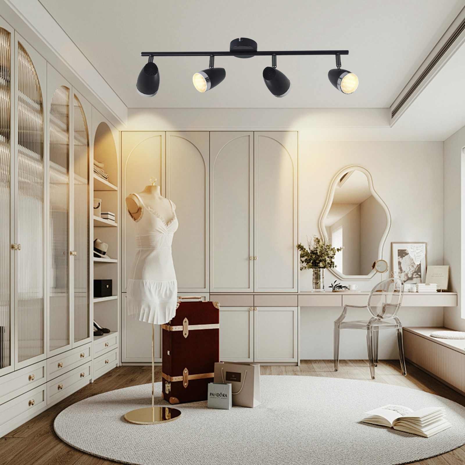 Pokój z czarną szyną, manekinem, lustrem i dywanem.