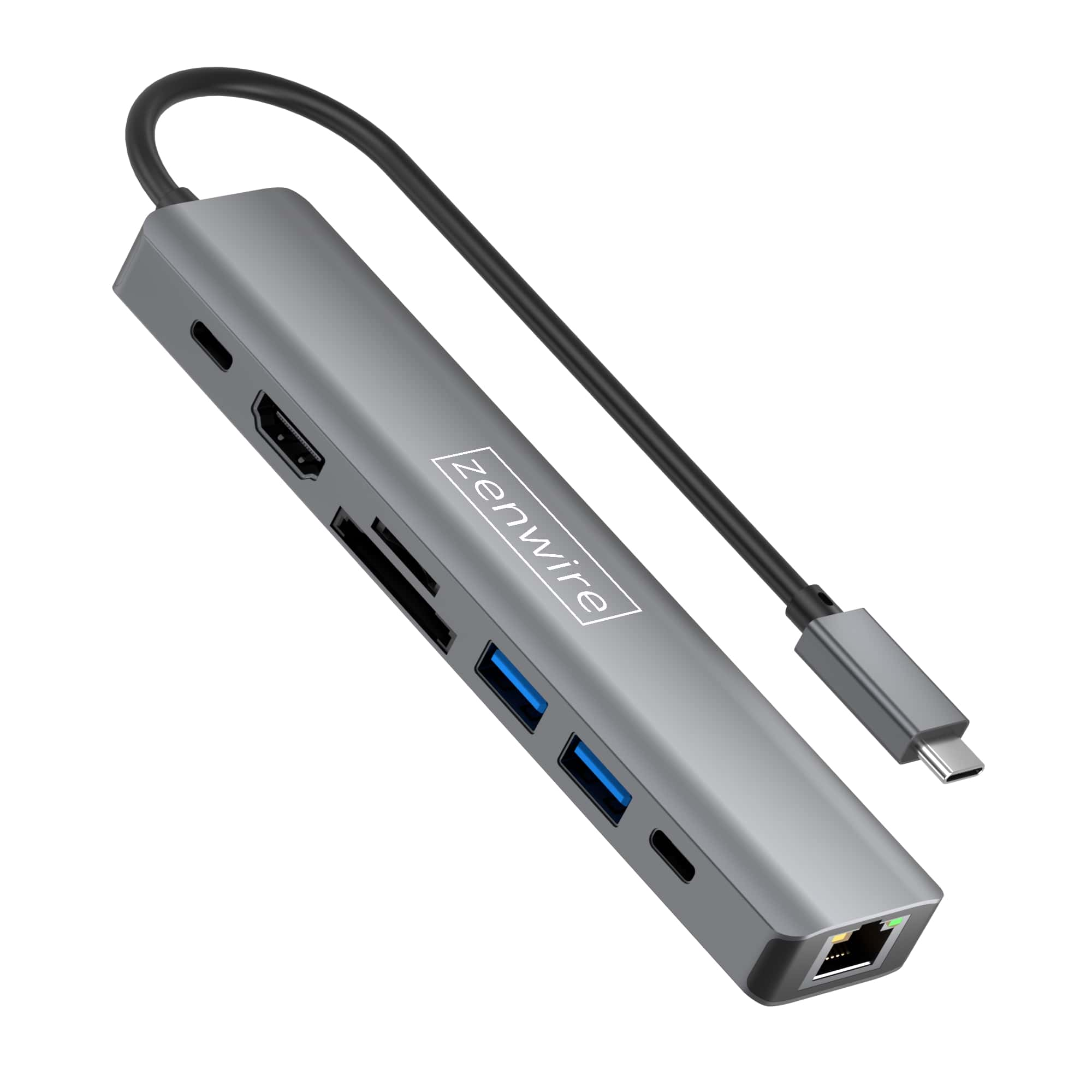 Srebrny hub USB z wieloma portami i podłączonym kablem. Leży na białej powierzchni.