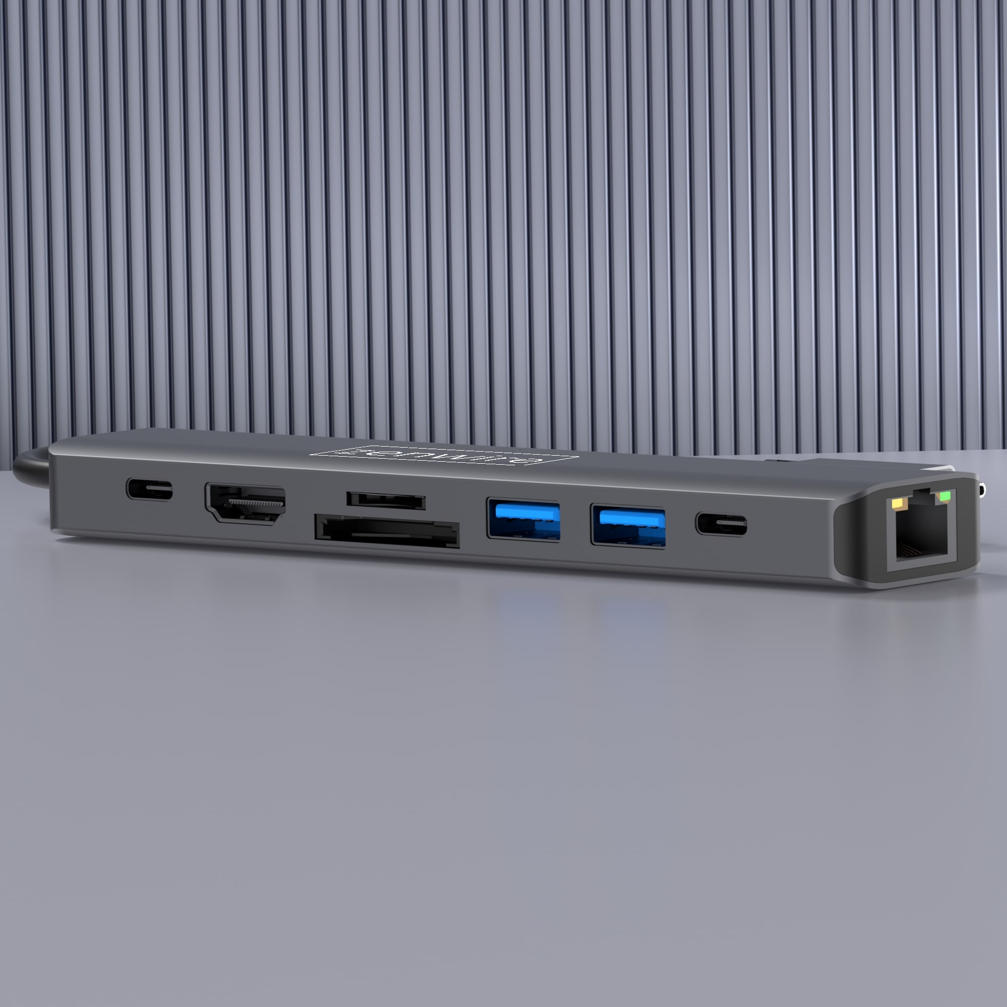 Srebrny hub z portami. Tło to teksturowana szara ściana.