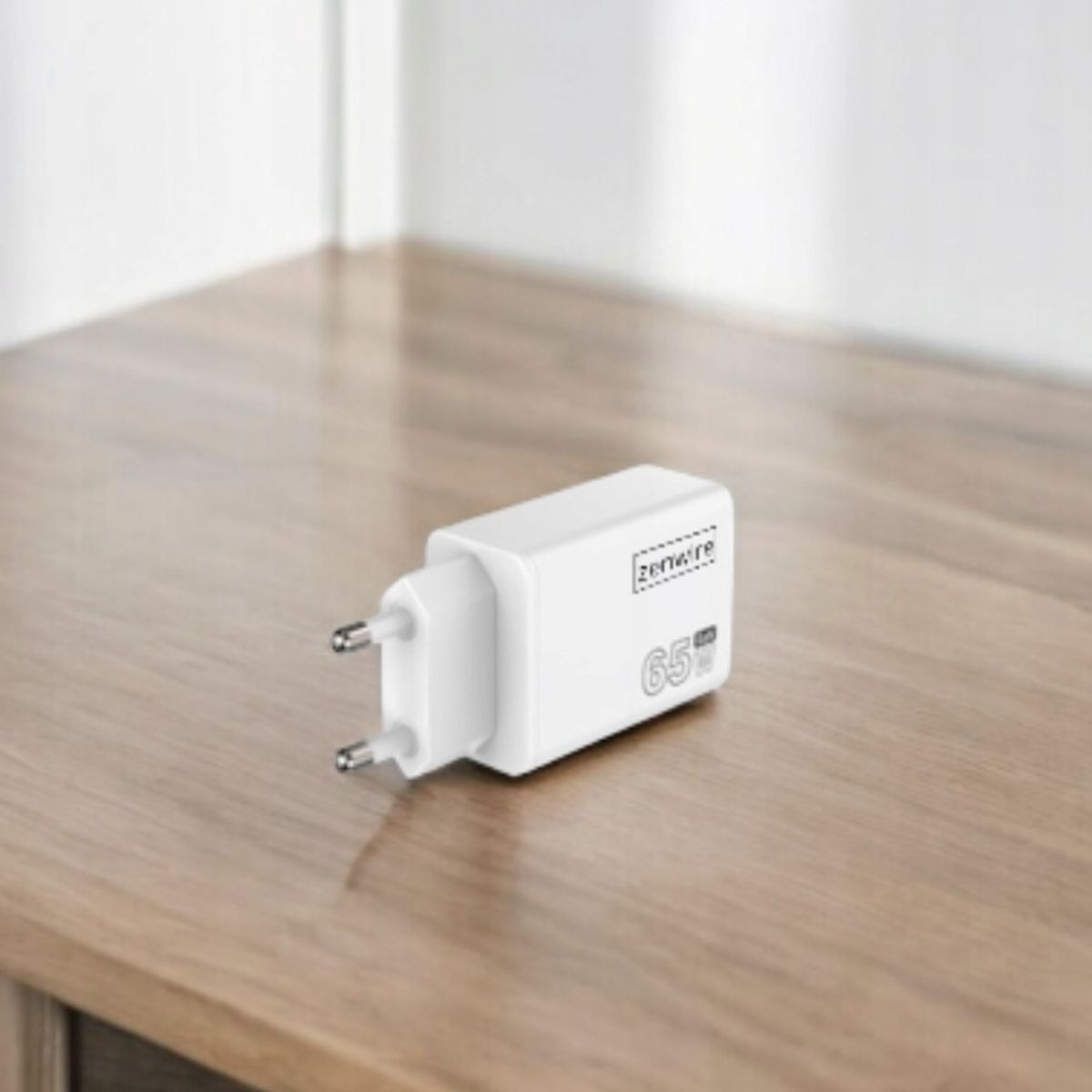 Biała ładowarka GaN 65W na drewnianej powierzchni.