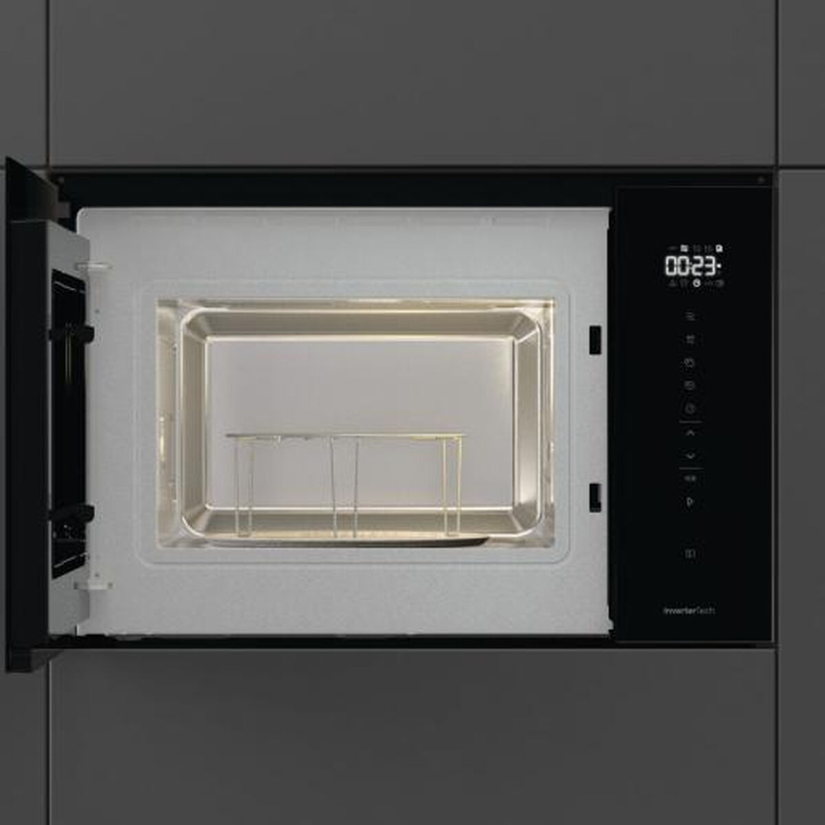 Kuchenka mikrofalowa, otwarta, z wnętrzem, szklaną tacą i cyfrowym zegarem.