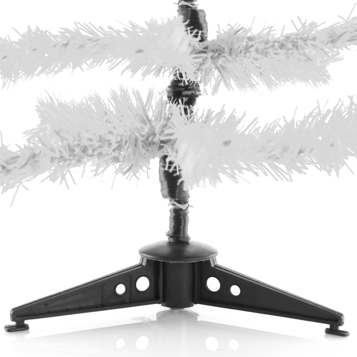 Soporte negro para árbol de Navidad con tres patas. Ramas blancas y esponjosas se extienden.
