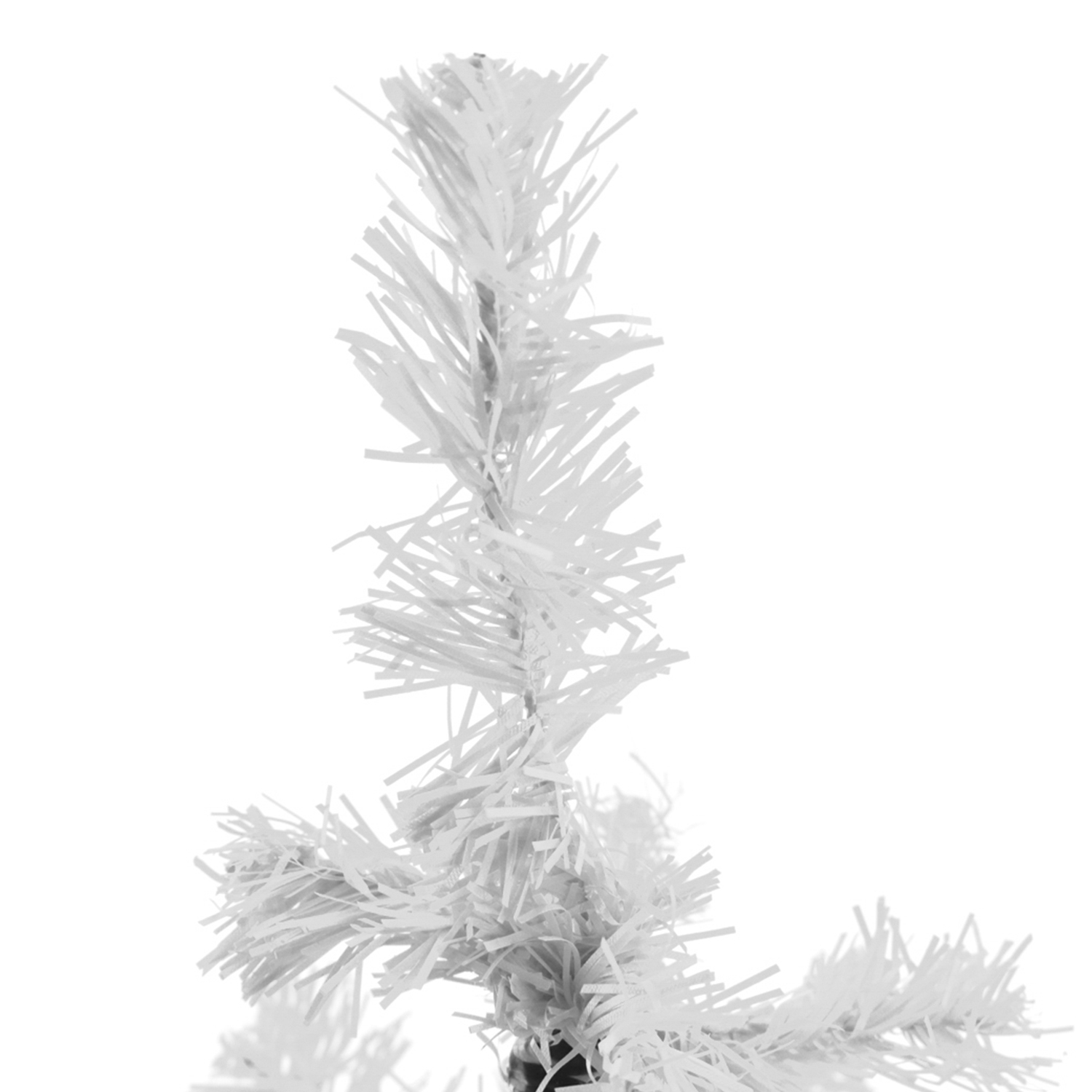 Primer plano de una rama blanca de árbol de Navidad artificial sobre fondo blanco.