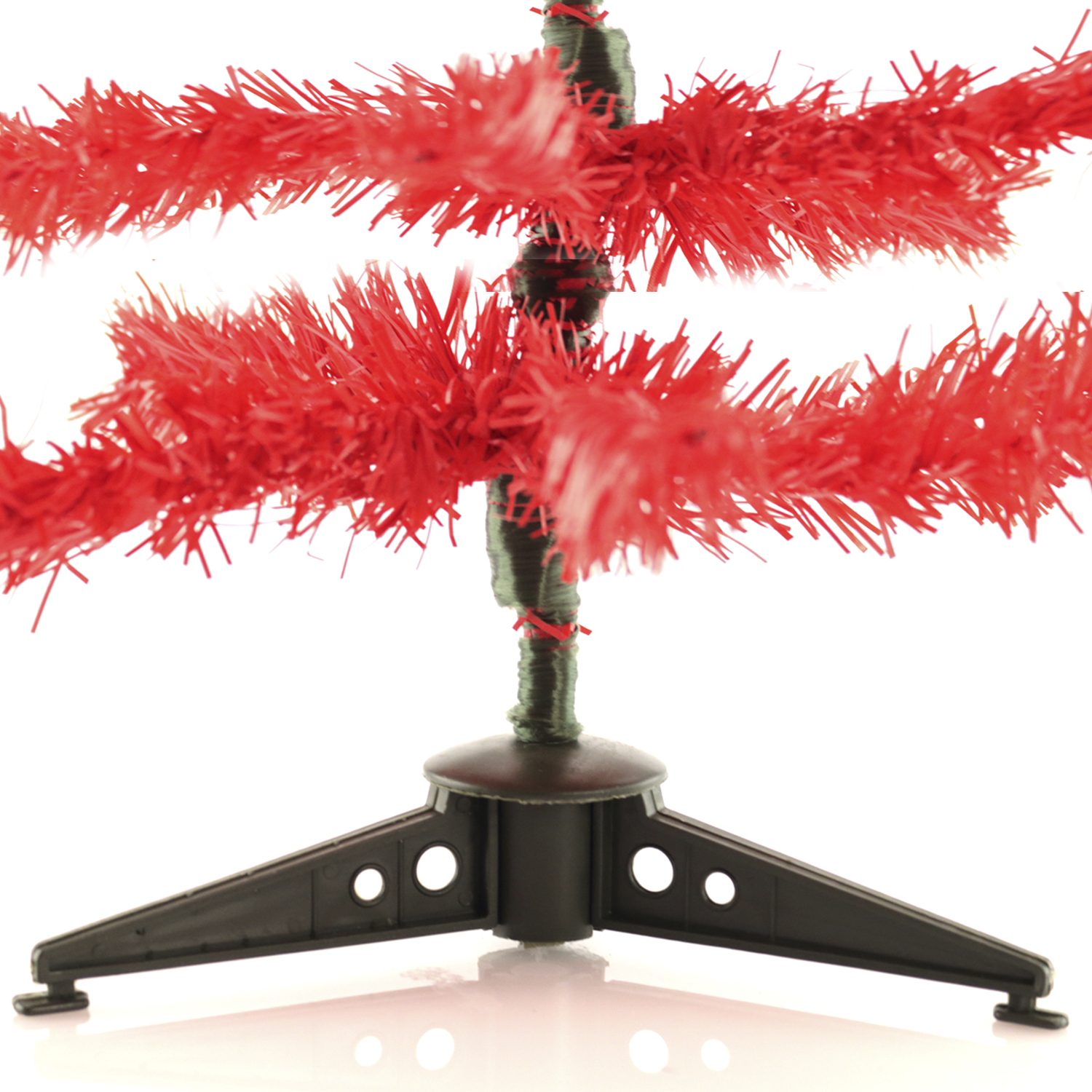 Base de árbol de Navidad con guirnalda roja, soporte y base negros, fondo blanco.