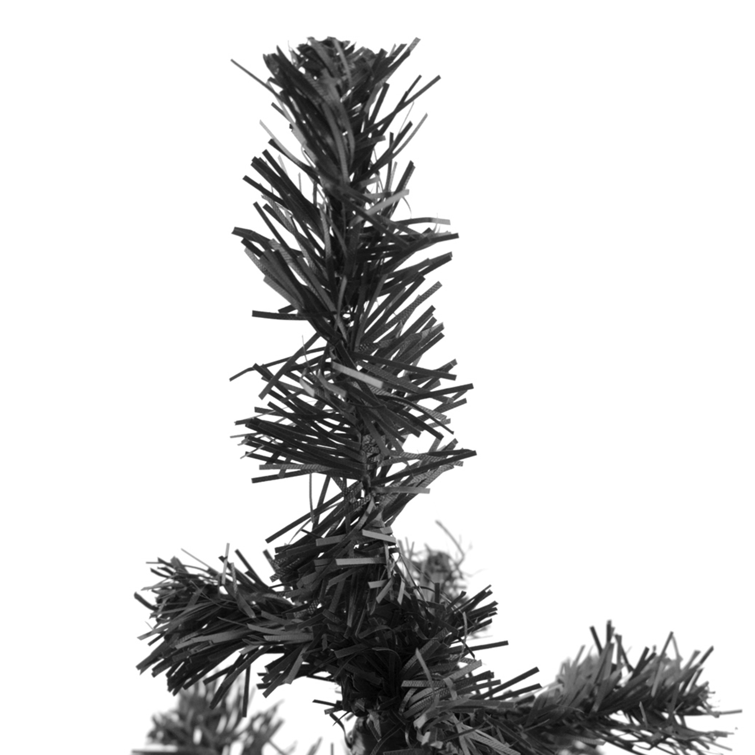 Primer plano de una rama negra de árbol de Navidad artificial con fondo blanco.