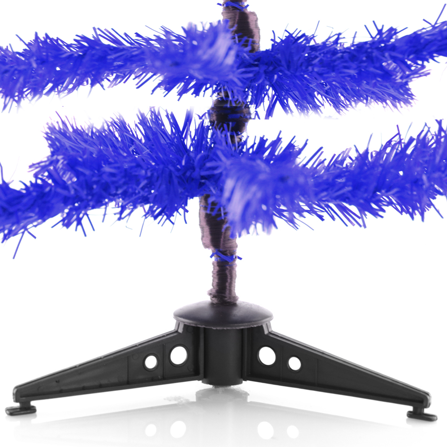 Base de árbol de Navidad con guirnalda azul, soporte y base negros, fondo blanco.