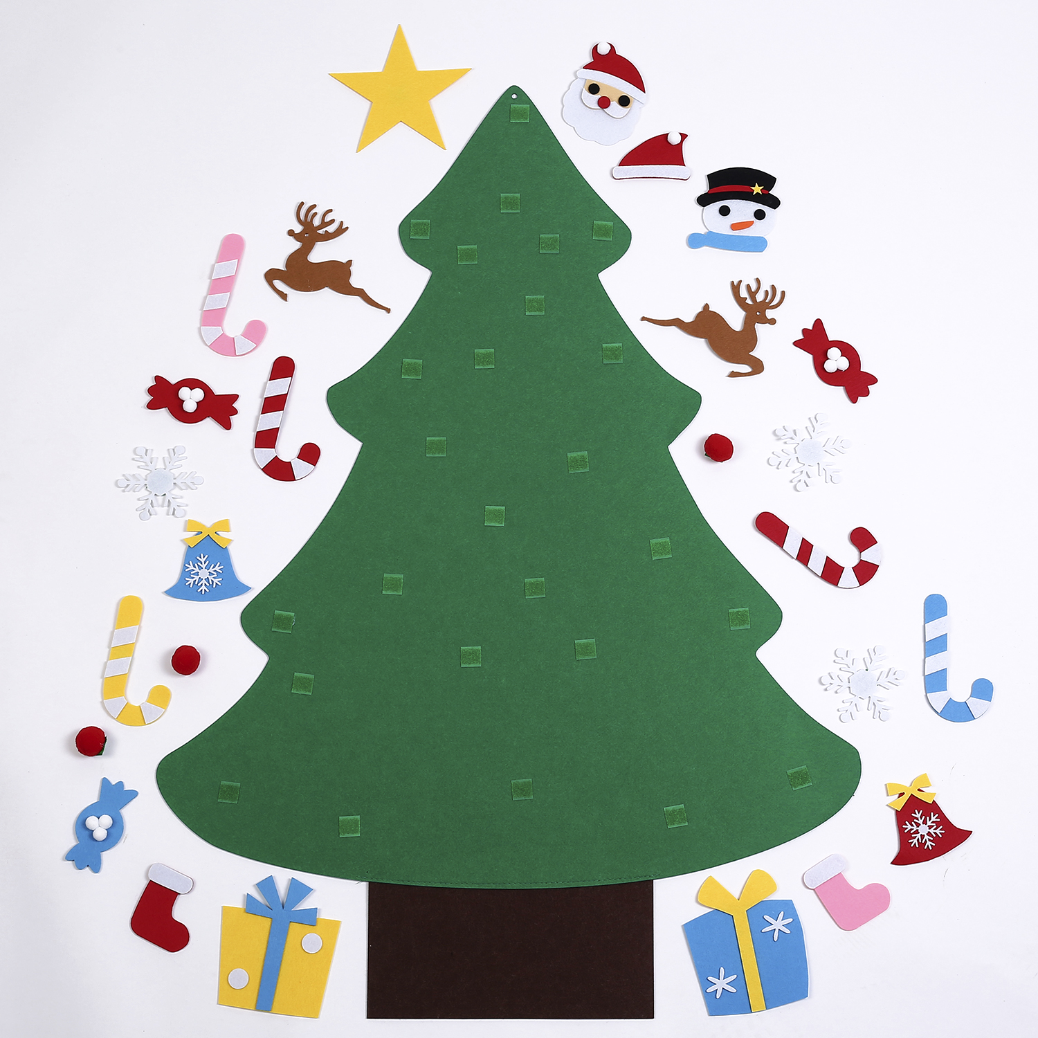 Un árbol de Navidad de fieltro verde con varias decoraciones de fieltro dispuestas sobre una superficie blanca.