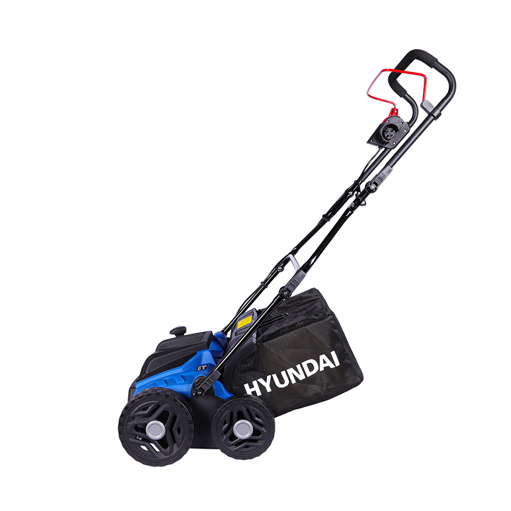 Blau-schwarzer Hyundai Rasenlüfter mit schwarzem Sammelbeutel.