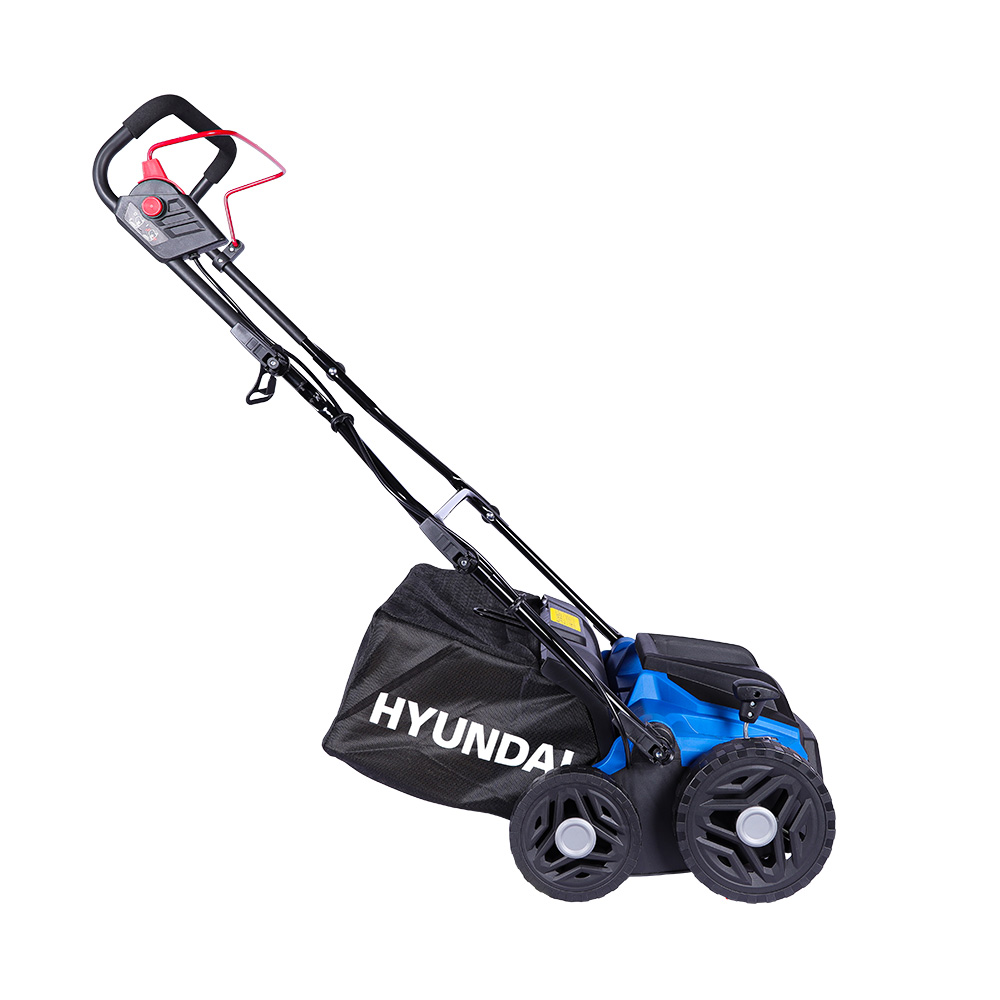 Blauer Hyundai Rasenmäher mit schwarzem Sack und Rädern, weißer Hintergrund.