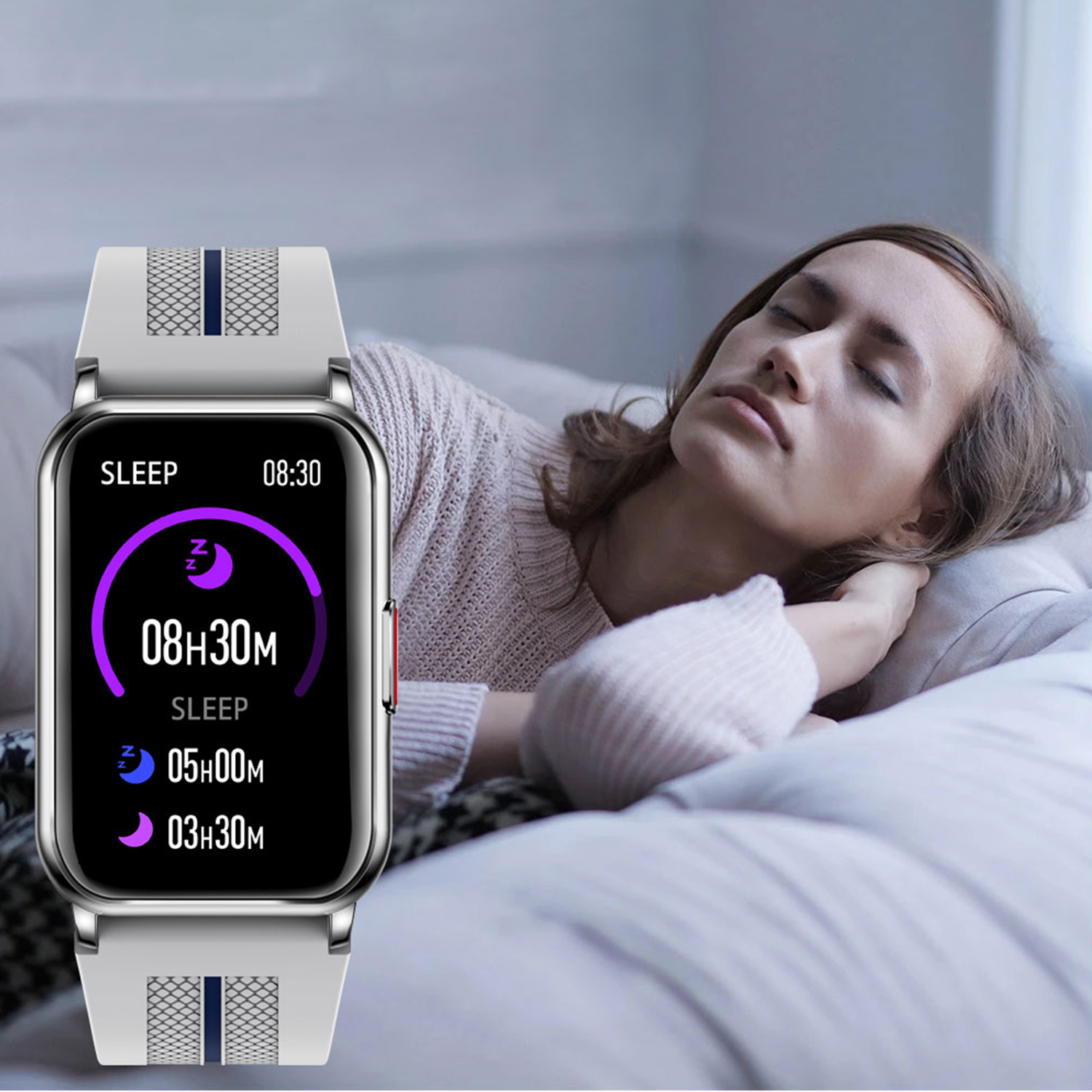 Frau liegt im Bett, trägt Smartwatch mit Schlafanalyse.