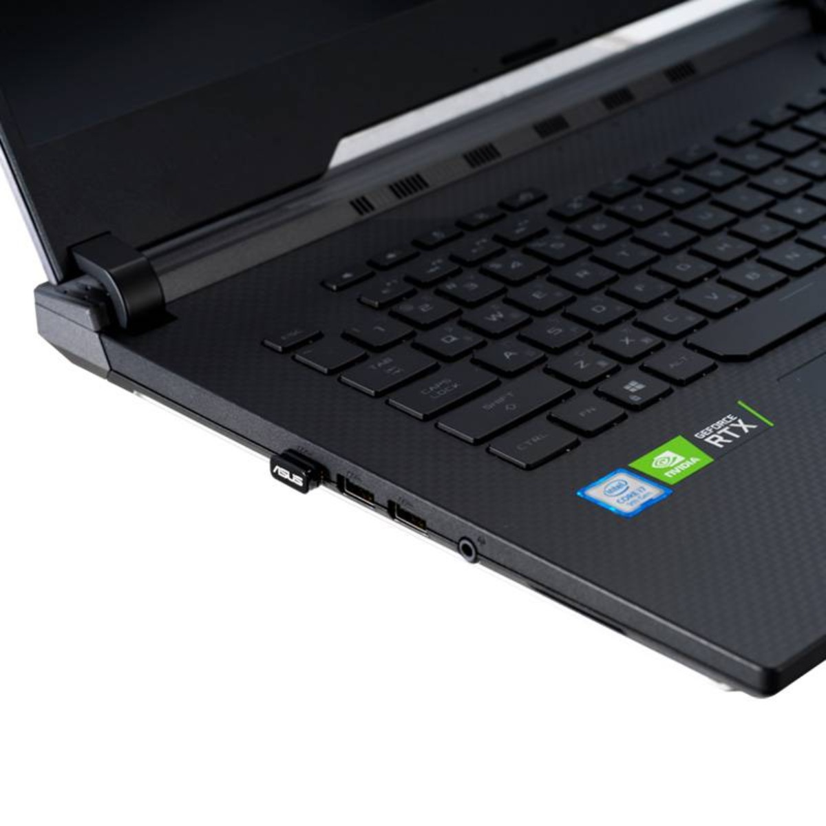 Laptop z klawiaturą, logo ASUS i naklejką Intel Core i7. Czarny kolor.