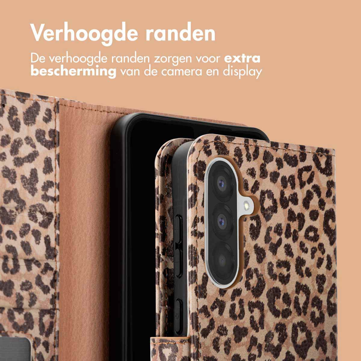Telefoonhoes met luipaardprint, met telefoon en camera. Bruine achtergrond.