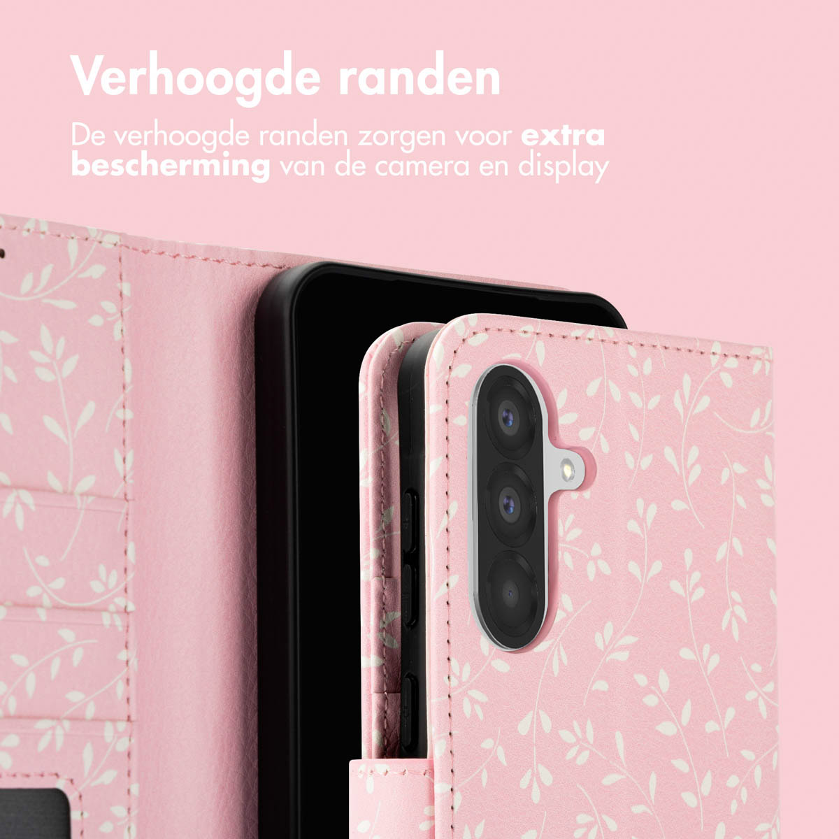 Roze telefoonhoesje met wit bladerpatroon, open met telefoon erin.