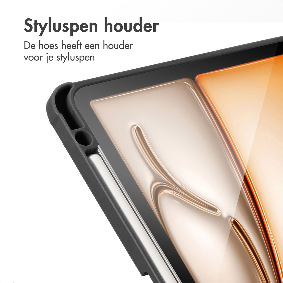 Zwarte tablethoes met een sleuf voor een styluspen. De tablet is gedeeltelijk zichtbaar.