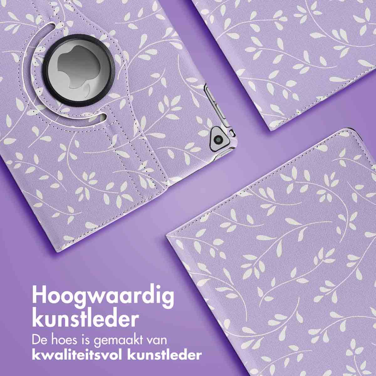 Gros plan d'un étui de tablette violet avec motif de feuilles. Texte 'Hoogwaardig kunstleder'.