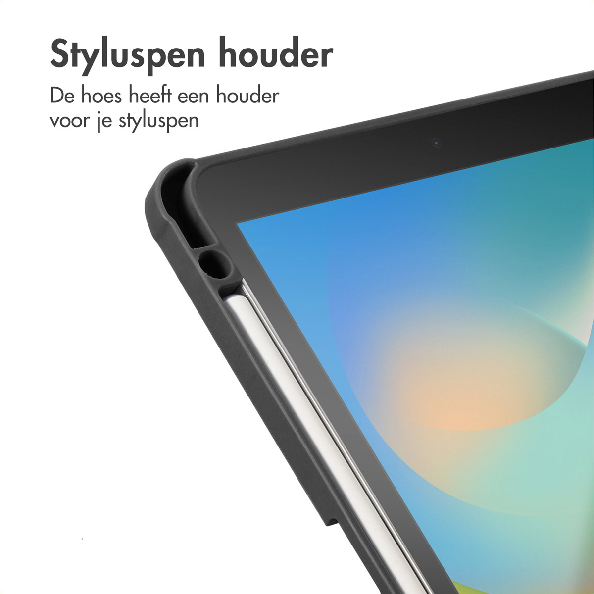 Gros plan sur un étui de tablette avec un porte-stylet. Un stylet argenté à l'intérieur.