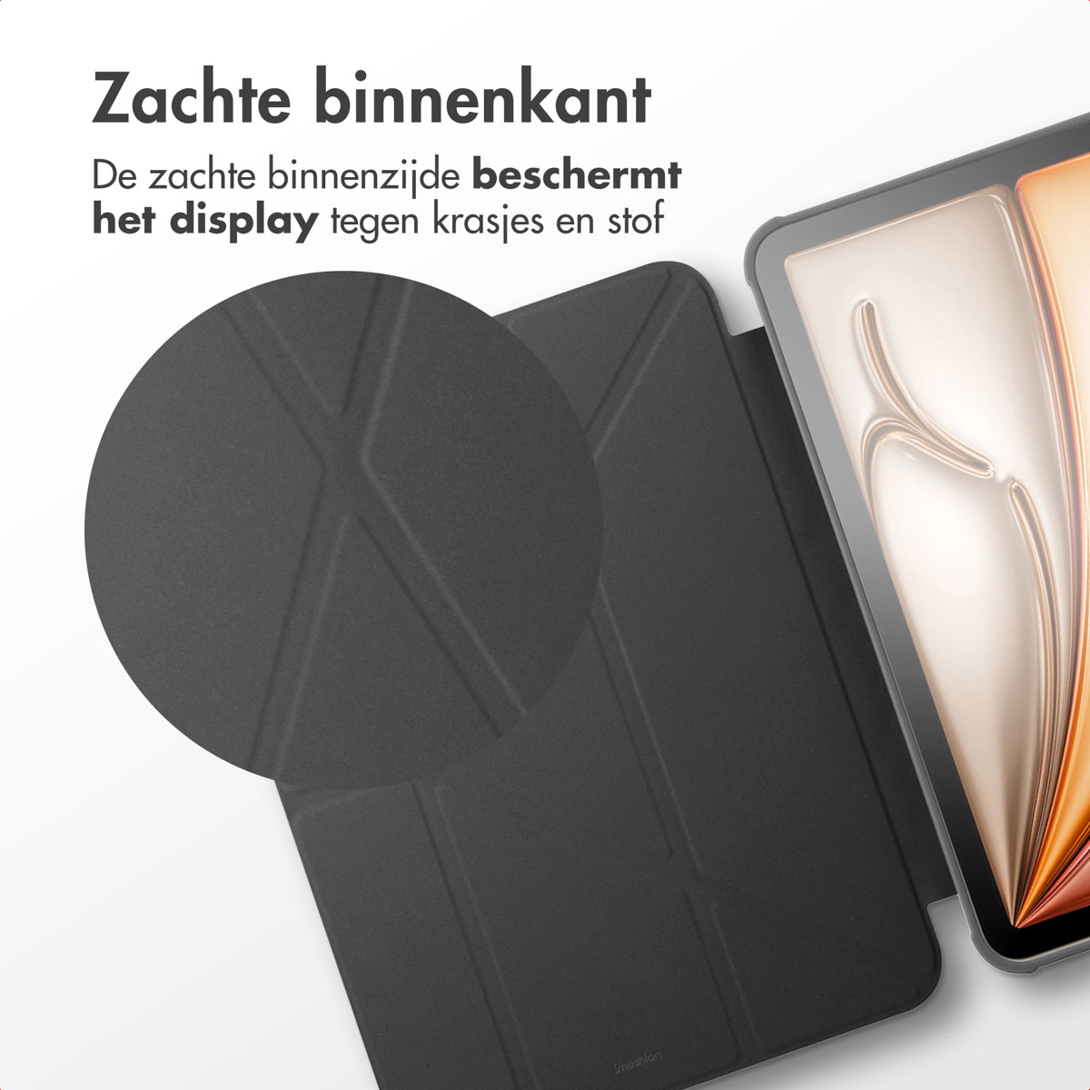 Tablet in zwarte hoes, close-up. Tekst: Zachte binnenkant beschermt het scherm.