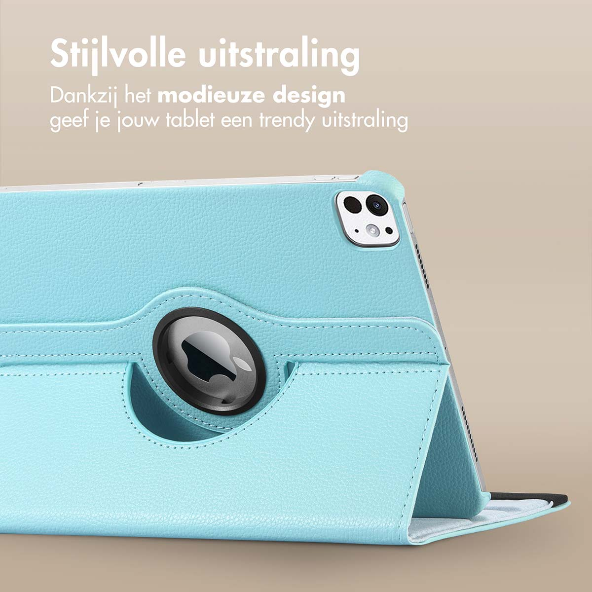 Blauwe tablethoes met een draaibare standaard. De tablet is zichtbaar. Beige achtergrond.