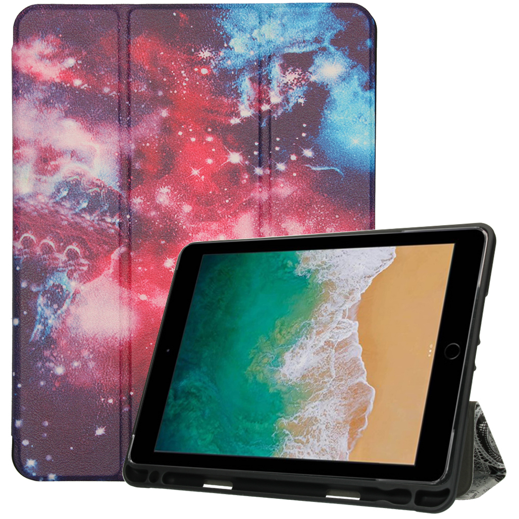 Tablet met open hoes, hoes met een galaxy-ontwerp.