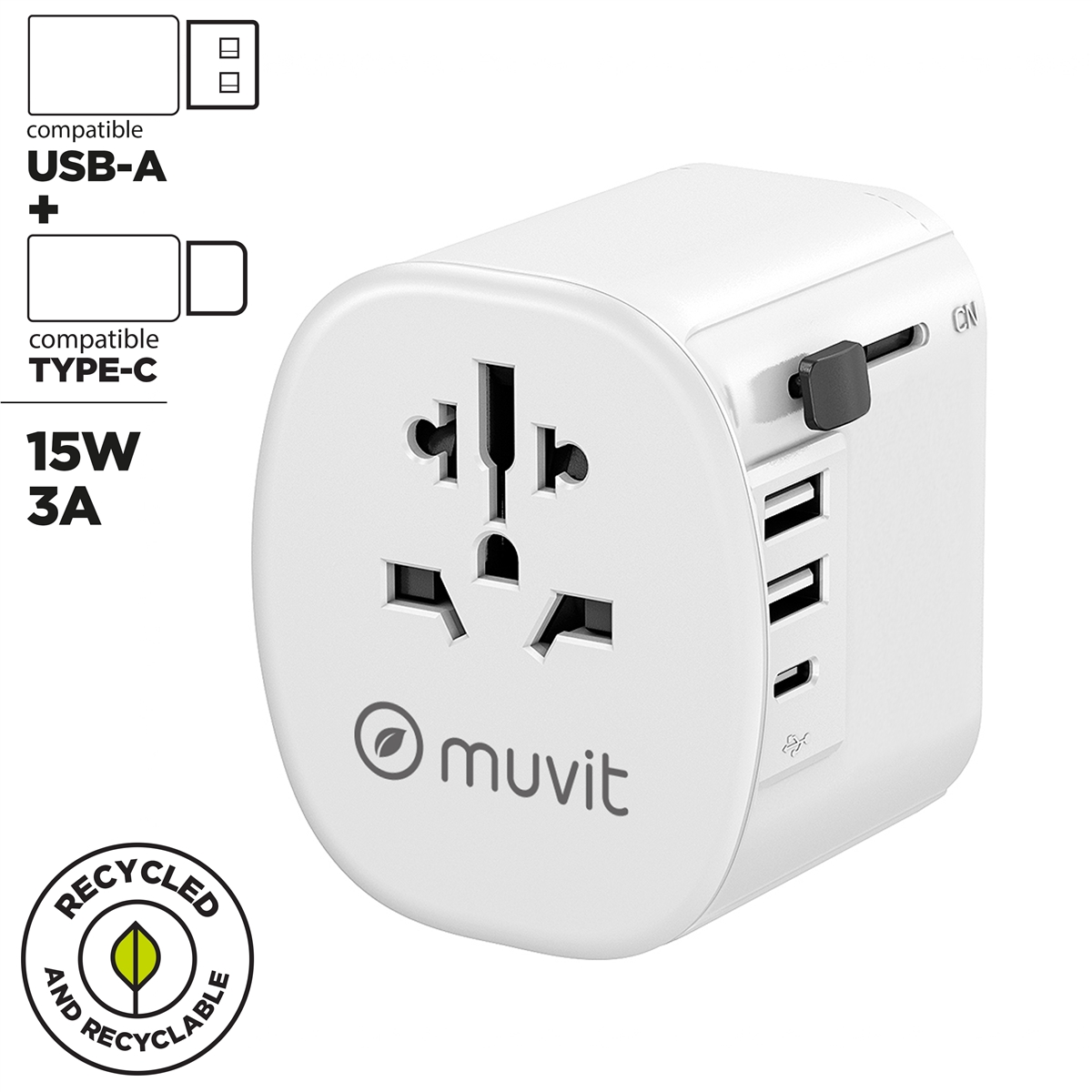 Adaptador de viaje universal blanco con varios tipos de enchufe, puertos USB-A y Tipo-C. Logo reciclado.