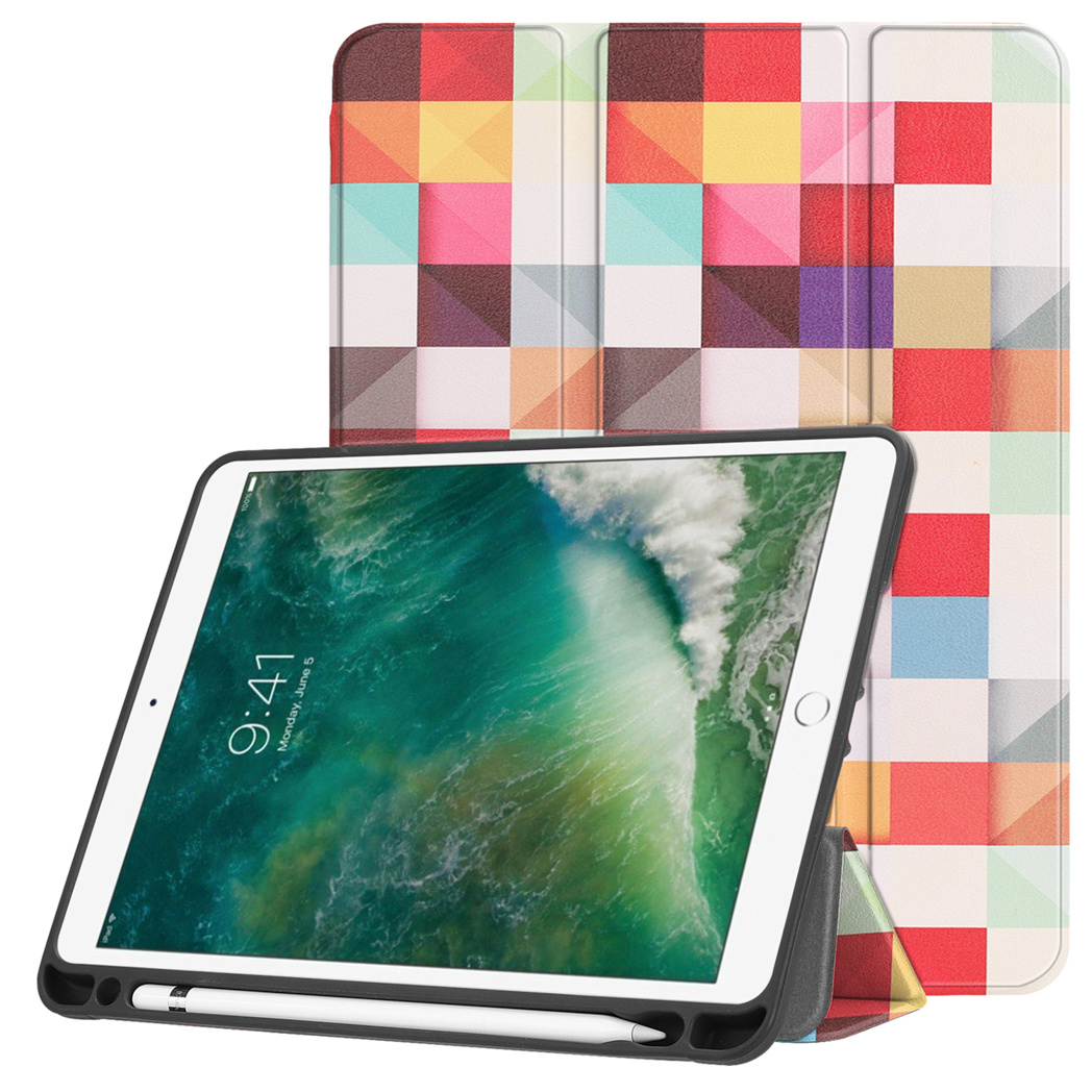 iPad case met kleurrijk vierkant patroon, een iPad met pen, en een gevouwen positie.
