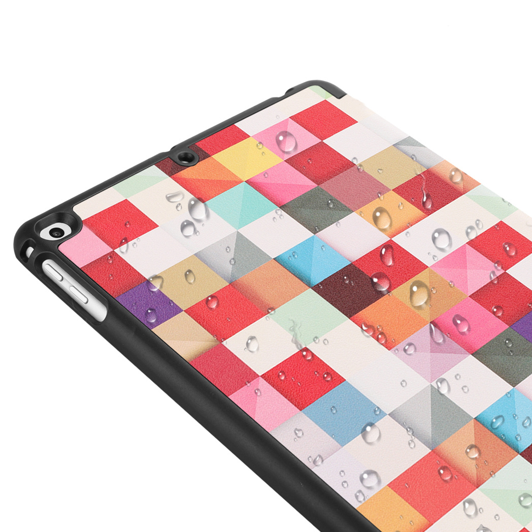 Close-up van een tabletcase met kleurrijke vierkanten en waterdruppels. Zwarte rand omringt de case.