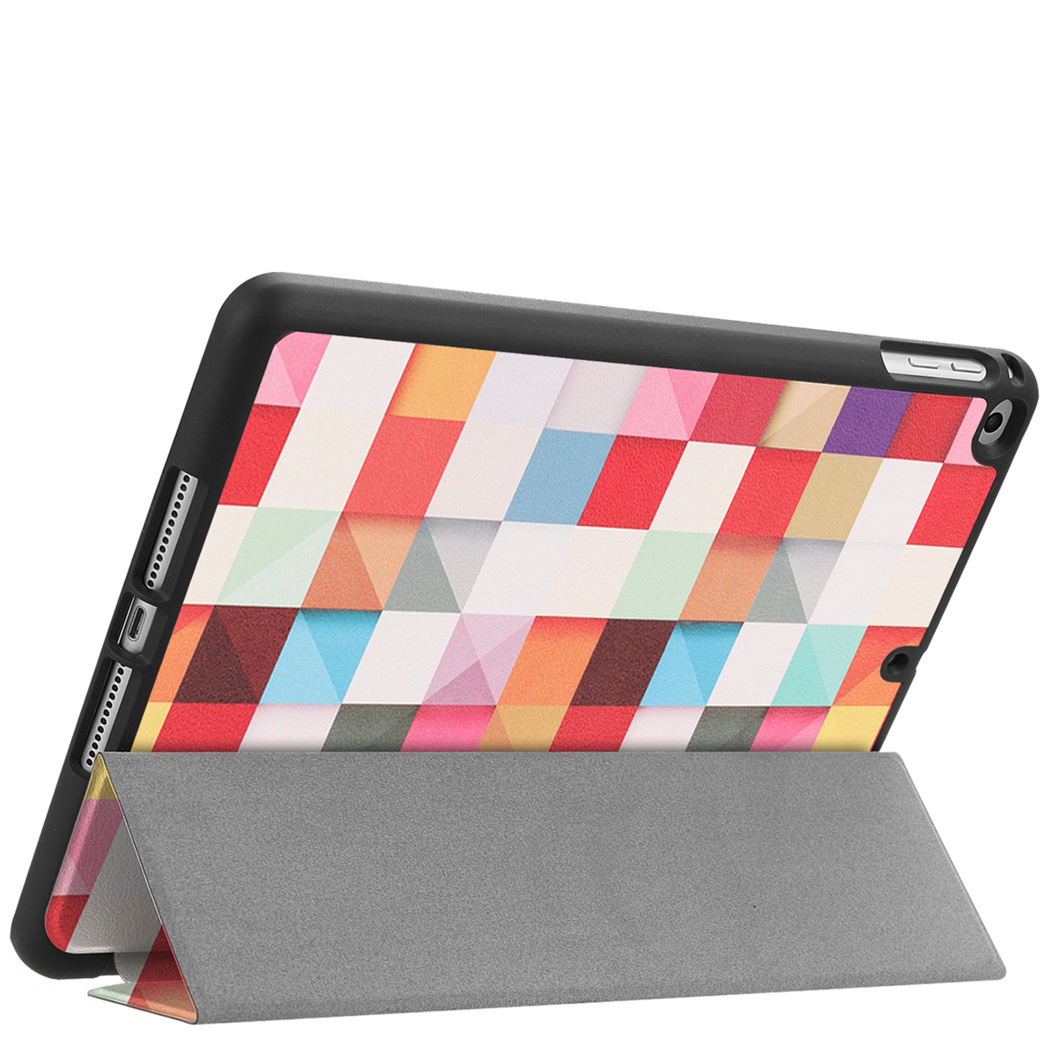 Een iPad in een kleurrijke hoes, opgezet als standaard op een witte achtergrond.