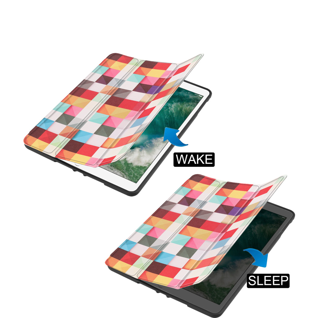 Twee afbeeldingen van een open en gesloten tablethoes, met 'wake' en 'sleep'.