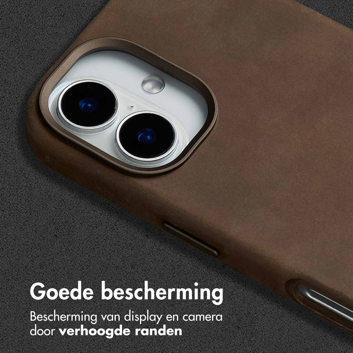 Bruin telefoonhoesje met twee cameralenzen zichtbaar. Donkergrijze achtergrond met tekst.