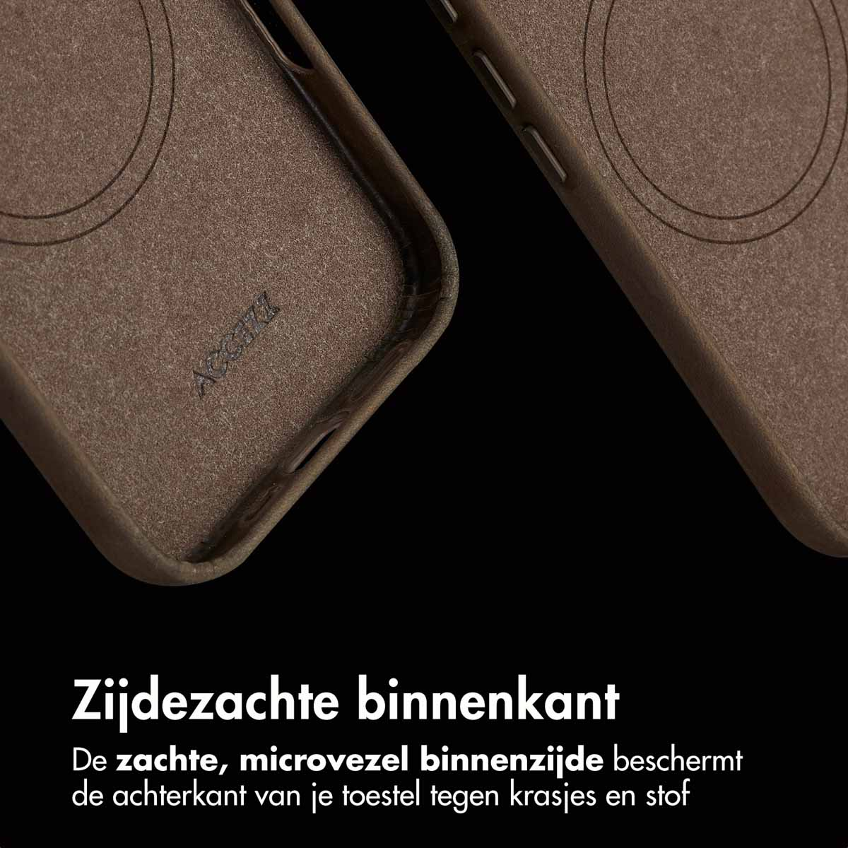 Close-up van de binnenkant van een bruin telefoonhoesje. De hoes heeft een zachte microvezel binnenkant.