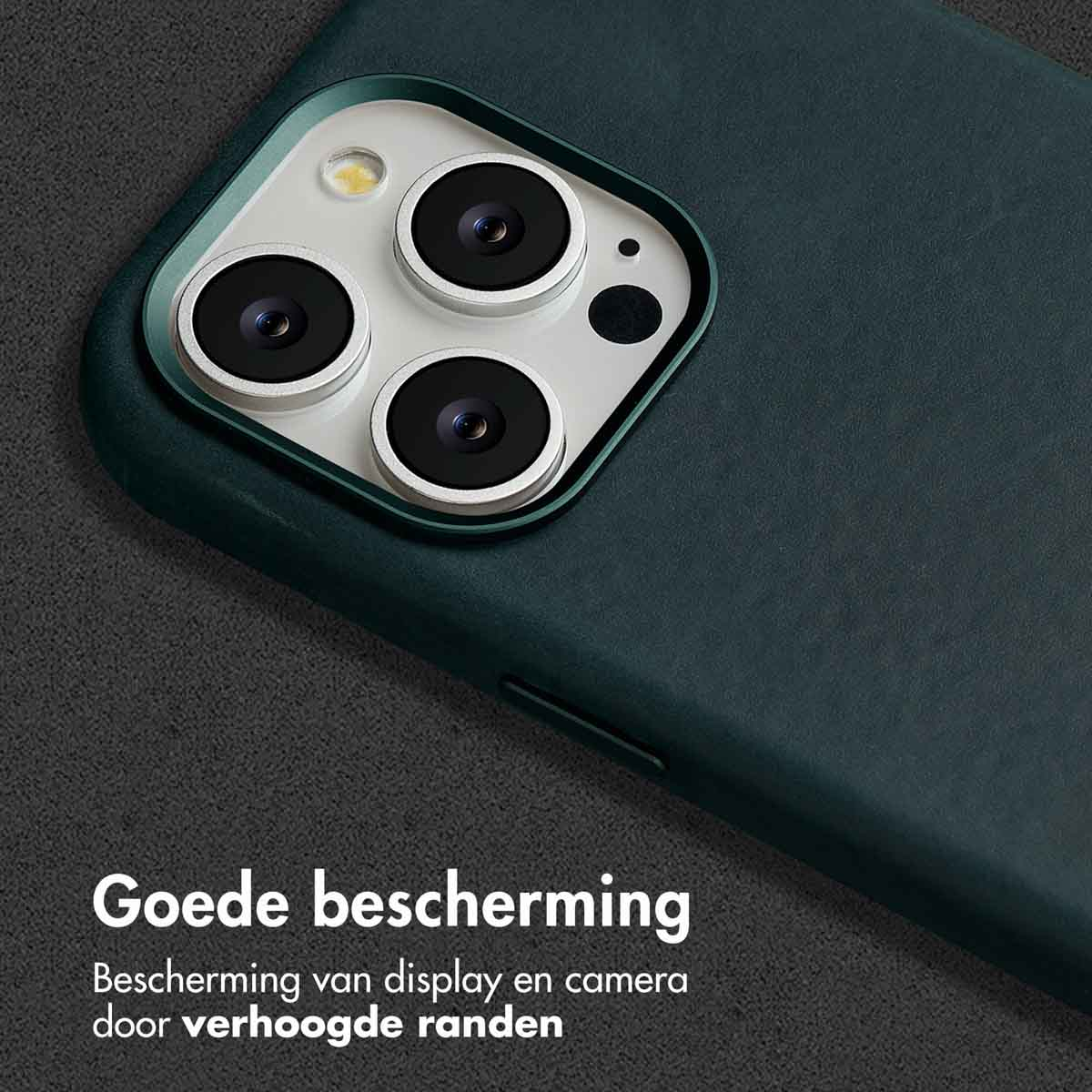 Gros plan sur une coque de téléphone vert d'eau avec trois objectifs. Bonne protection d'écran et caméra.