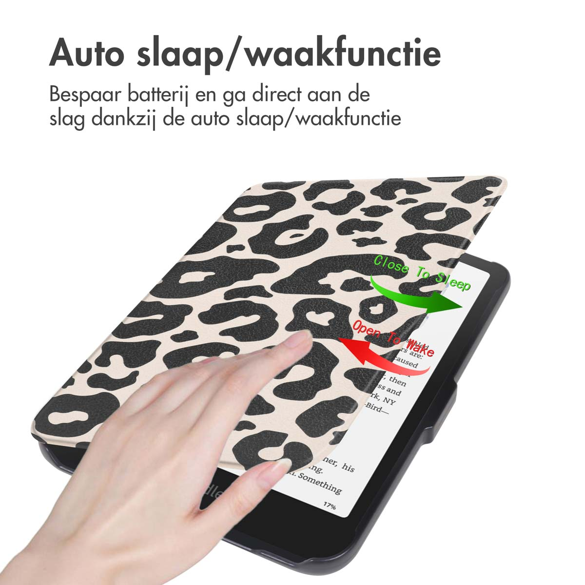 Een hand die een e-reader-hoes opent met een luipaardprint, en een pagina met tekst onthult.