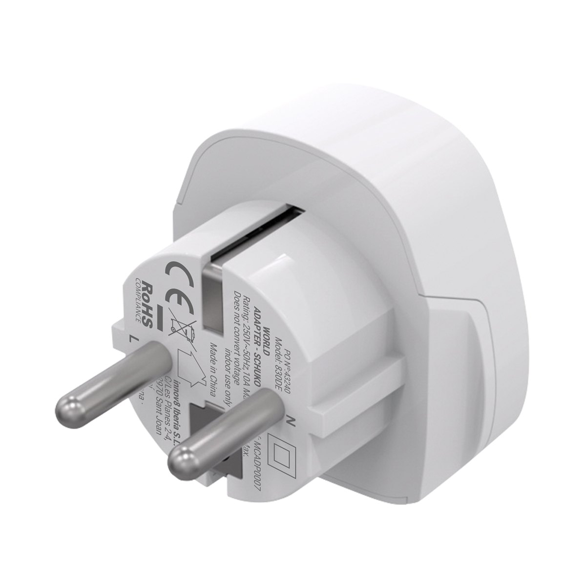 Adaptador de enchufe europeo blanco, vista en ángulo, sobre una superficie blanca.