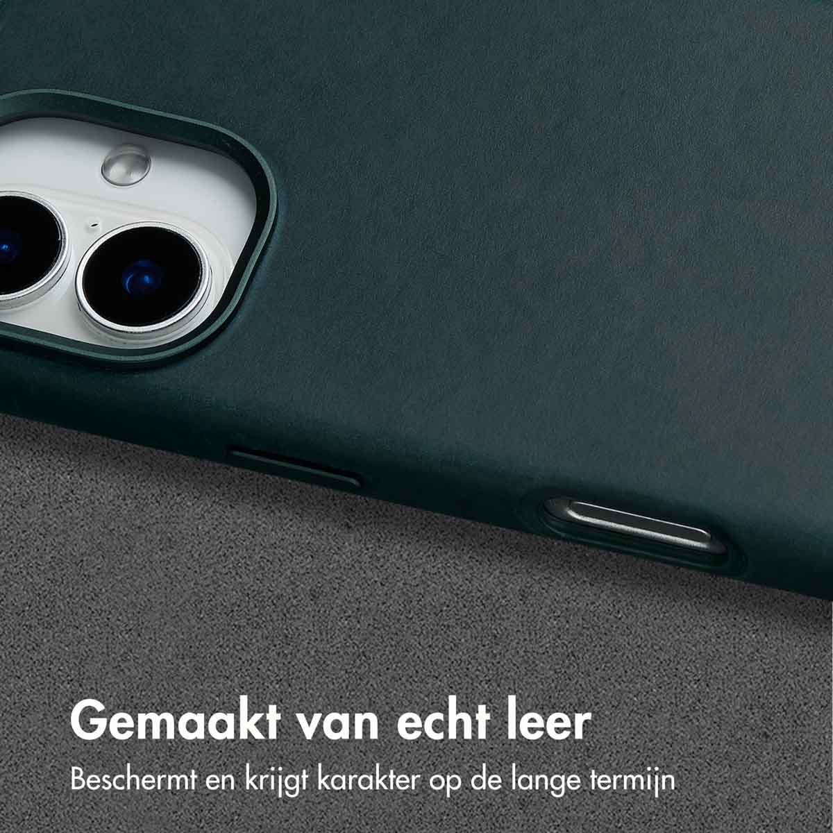 Close-up van een teal telefoonhoesje met een zacht interieur. De hoes is gemaakt van echt leer.
