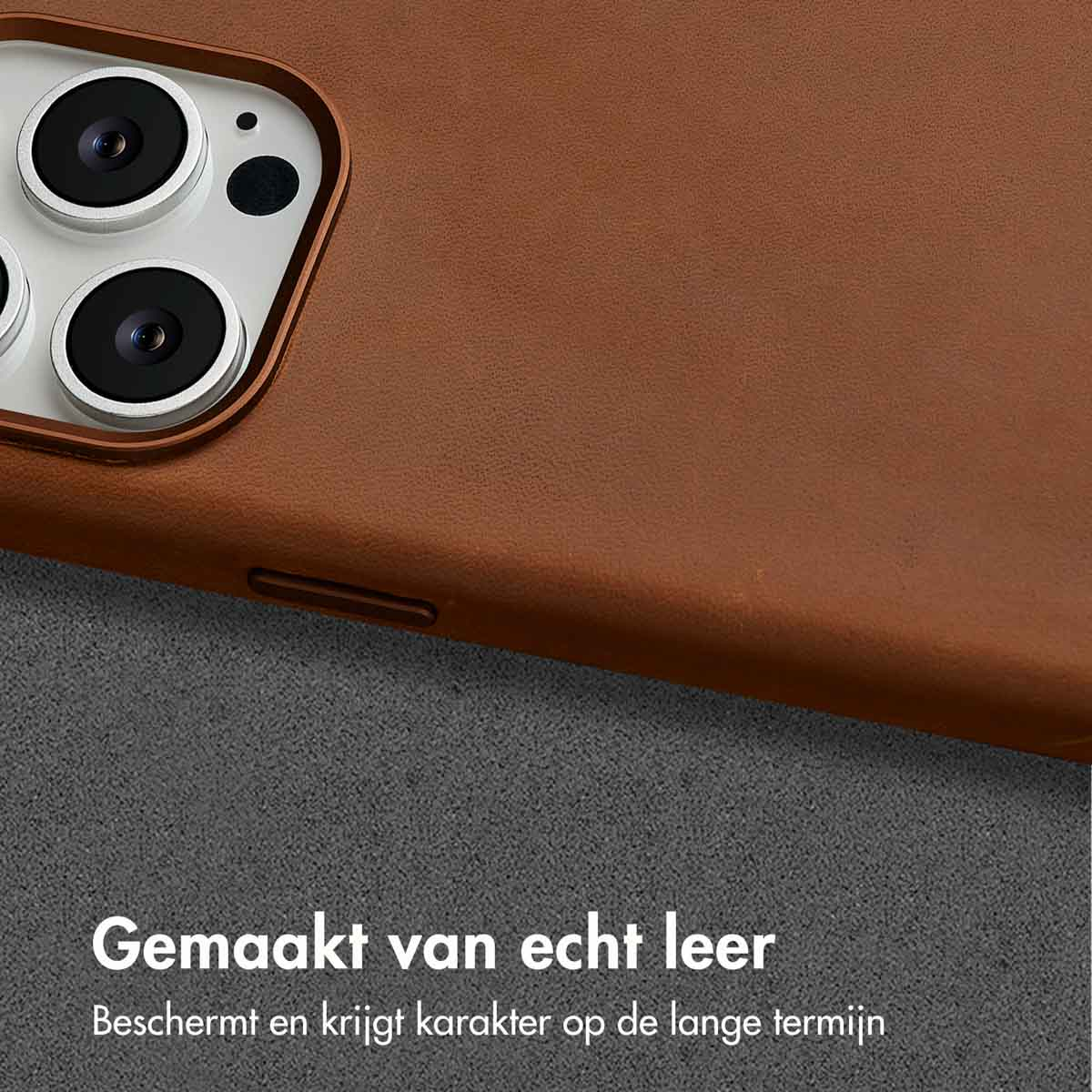 Gros plan sur une coque de téléphone marron. Le texte indique qu'elle est en cuir véritable et protège.