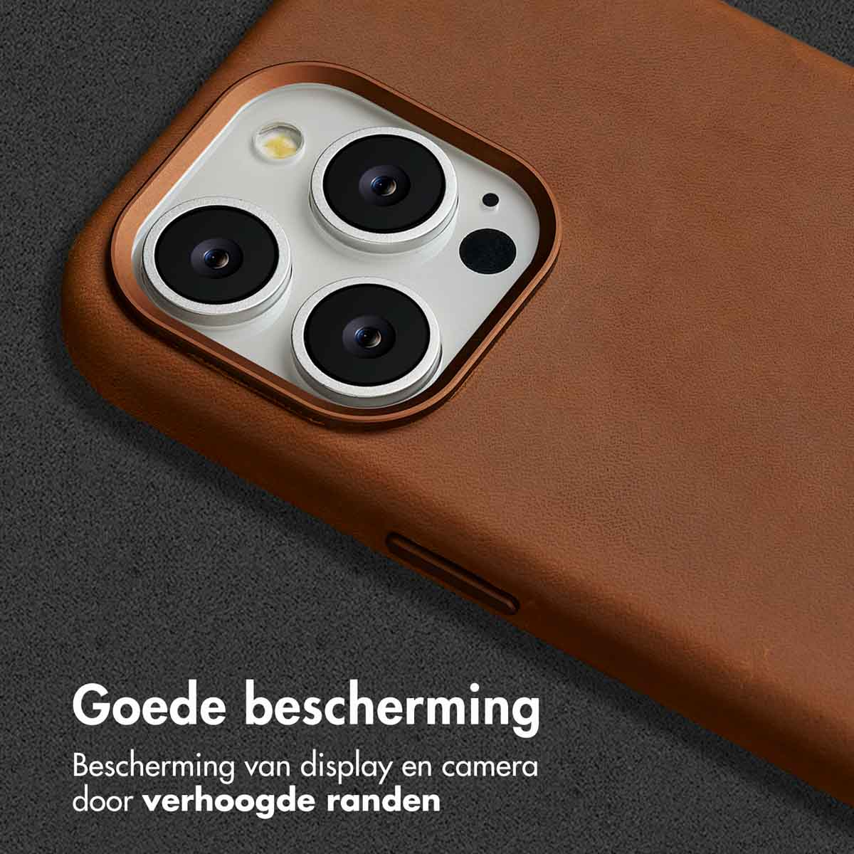 Gros plan sur une coque de téléphone marron avec caméra et bords surélevés. Le texte met en avant la protection.