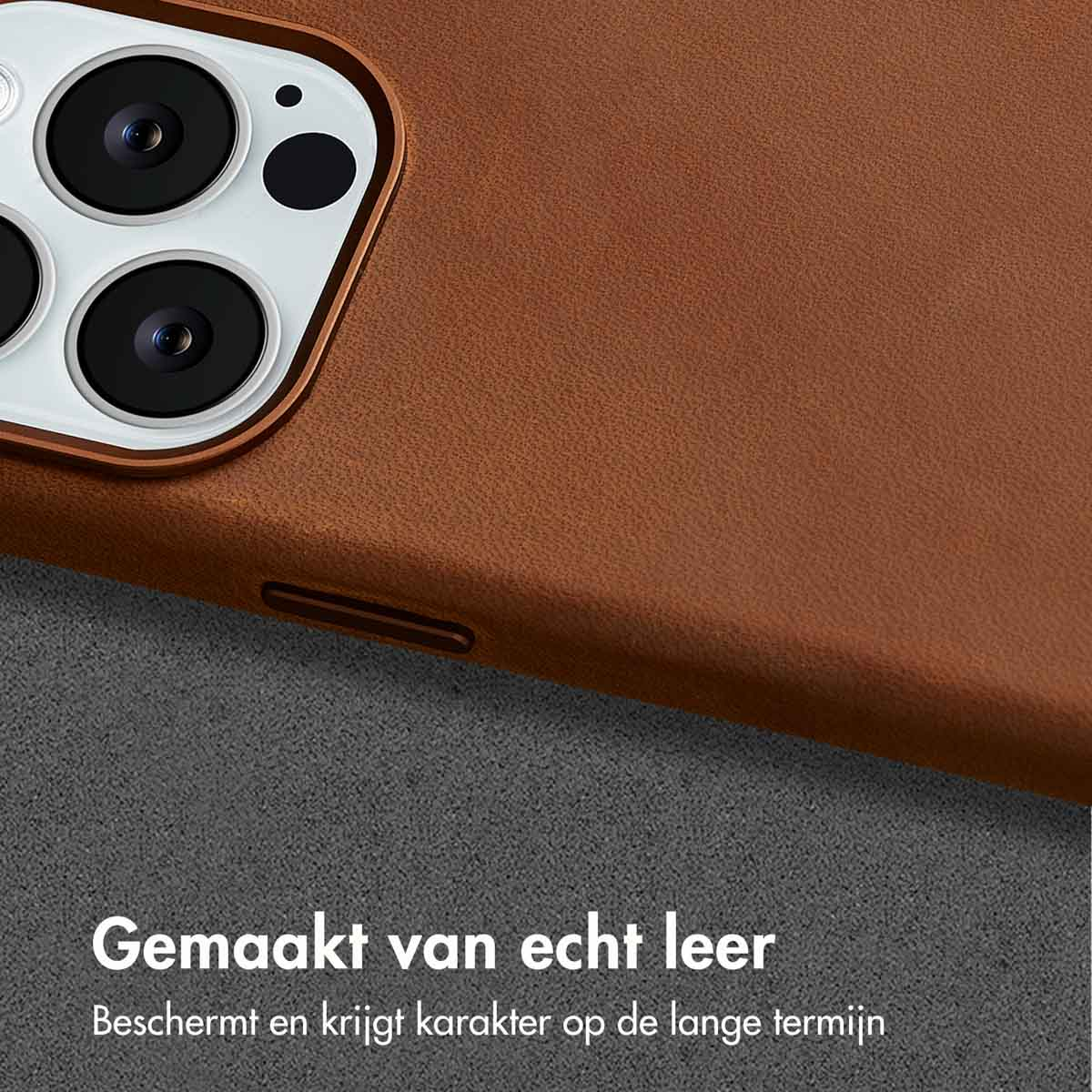 Bruin leren telefoonhoesje met een camerabult. De hoes ligt op een grijs stenen oppervlak.