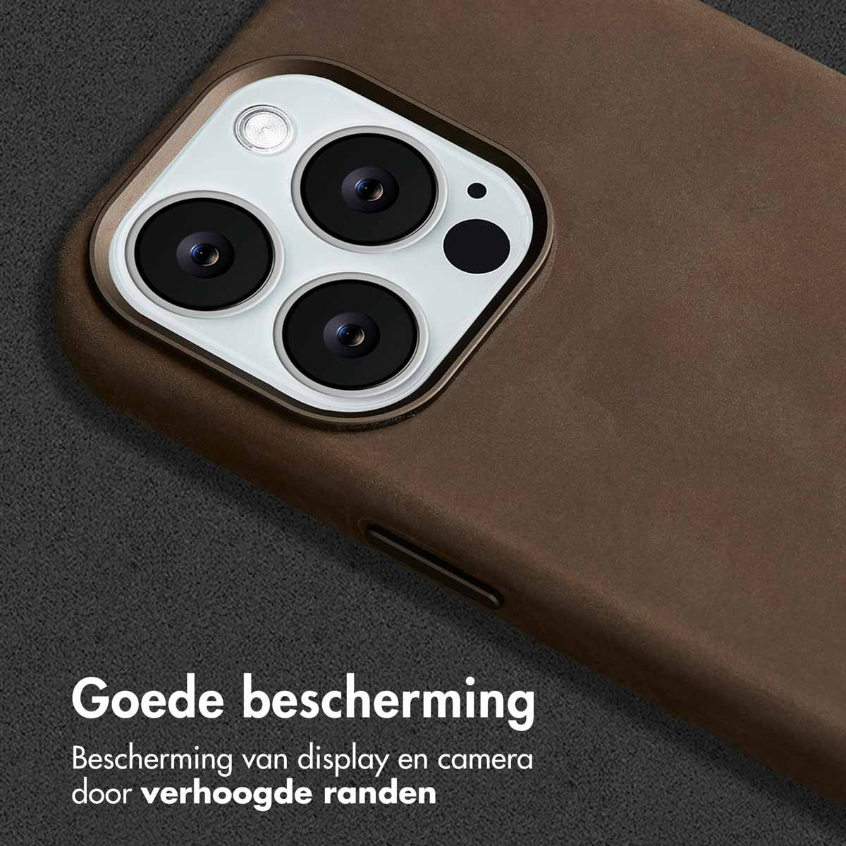 Bruine telefoonhoes met drie camera's. De verhoogde randen beschermen het scherm en de camera.