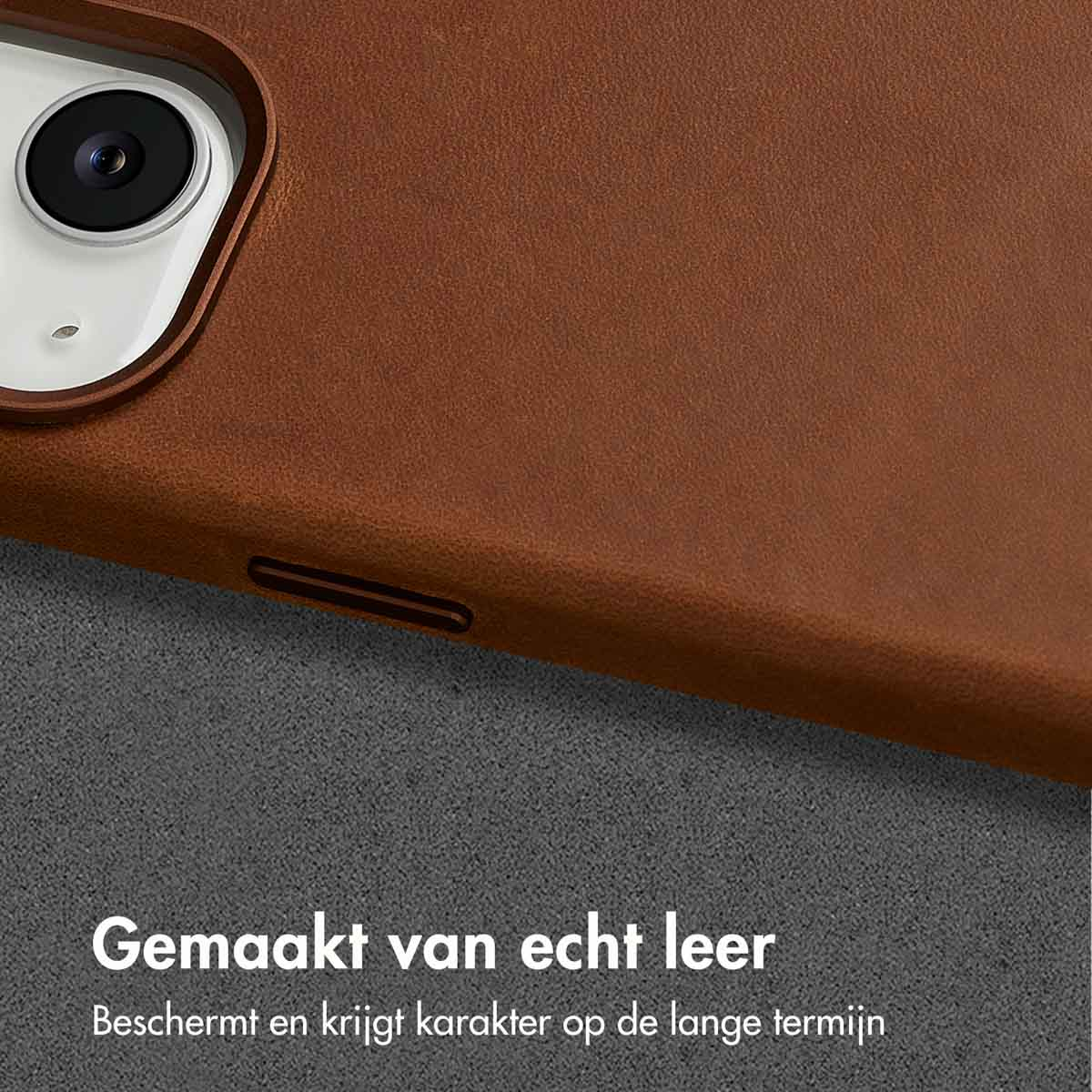 Leren telefoonhoesje, bruin, close-up. Tekst zegt gemaakt van echt leer, bescherming op lange termijn.