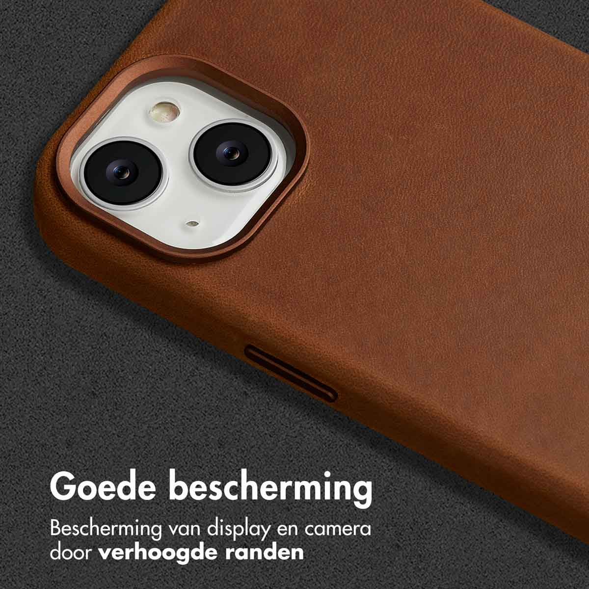 Bruine telefoonhoes, close-up van camera en achterkant. Witte achtergrond.