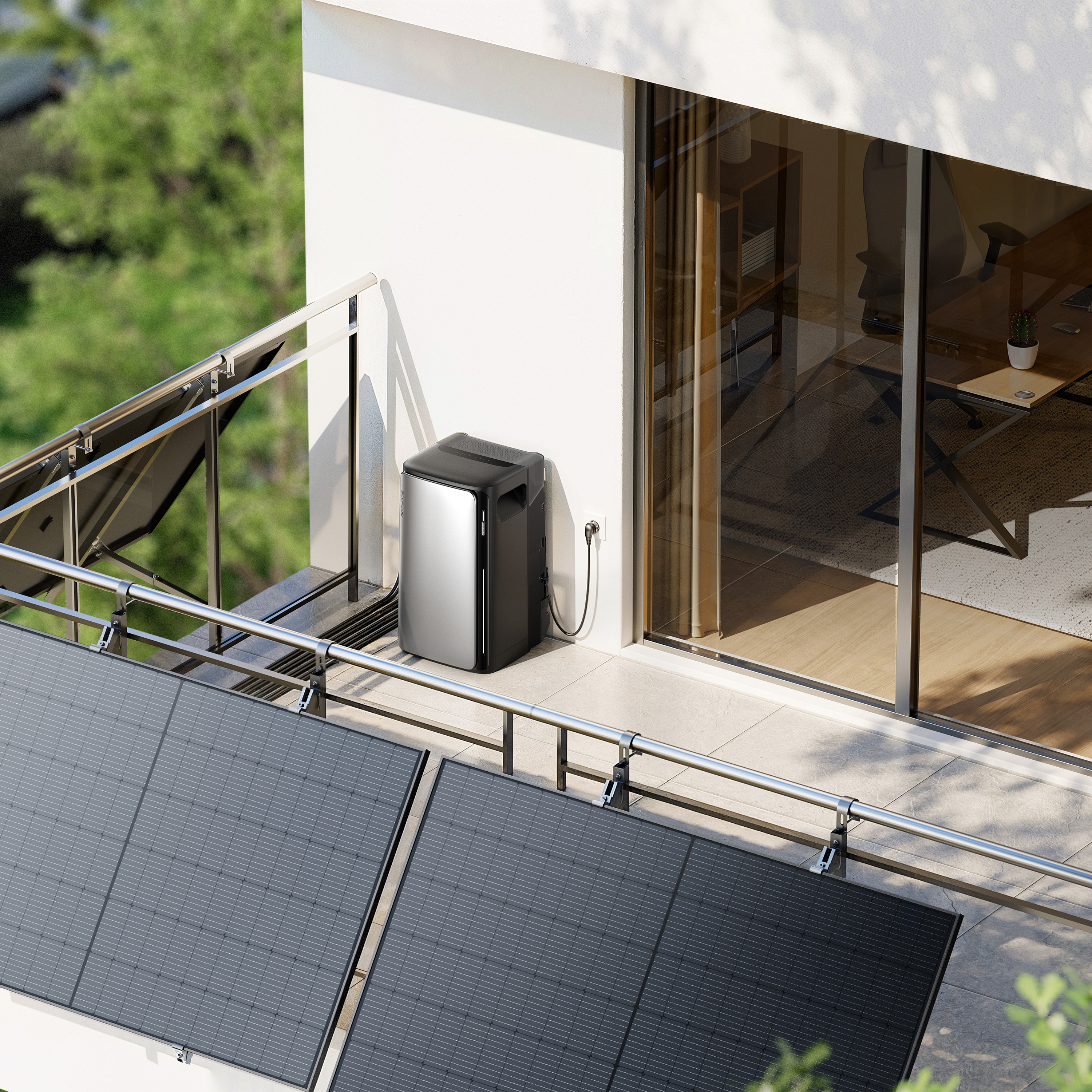 Balkon mit Sonnenkollektoren und einem silbernen Gerät. Eine Glastür führt zu einem Arbeitsbereich. Grüne Bäume im Hintergrund.