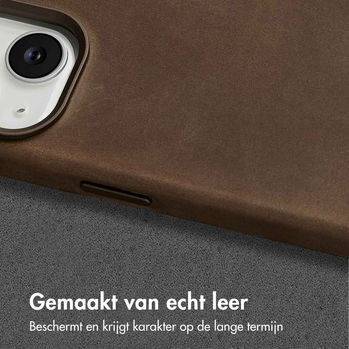 Close-up van een bruine telefoonhoes met camera-uitsparing op een grijze ondergrond.