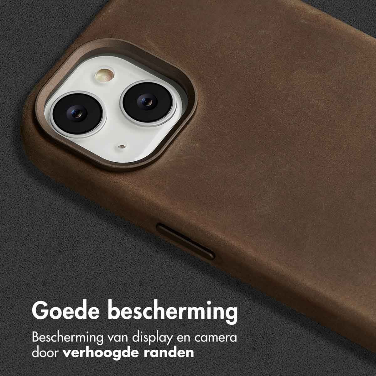 Close-up van een bruine telefoonhoes. Het beschermt de camera van de telefoon.