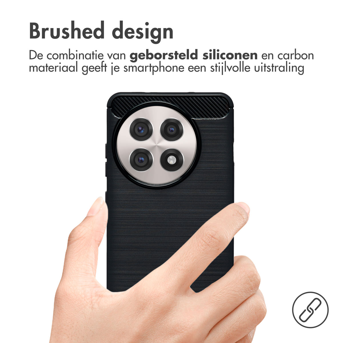 Mano che tiene un telefono con custodia nera strutturata. La custodia ha un modulo fotocamera.