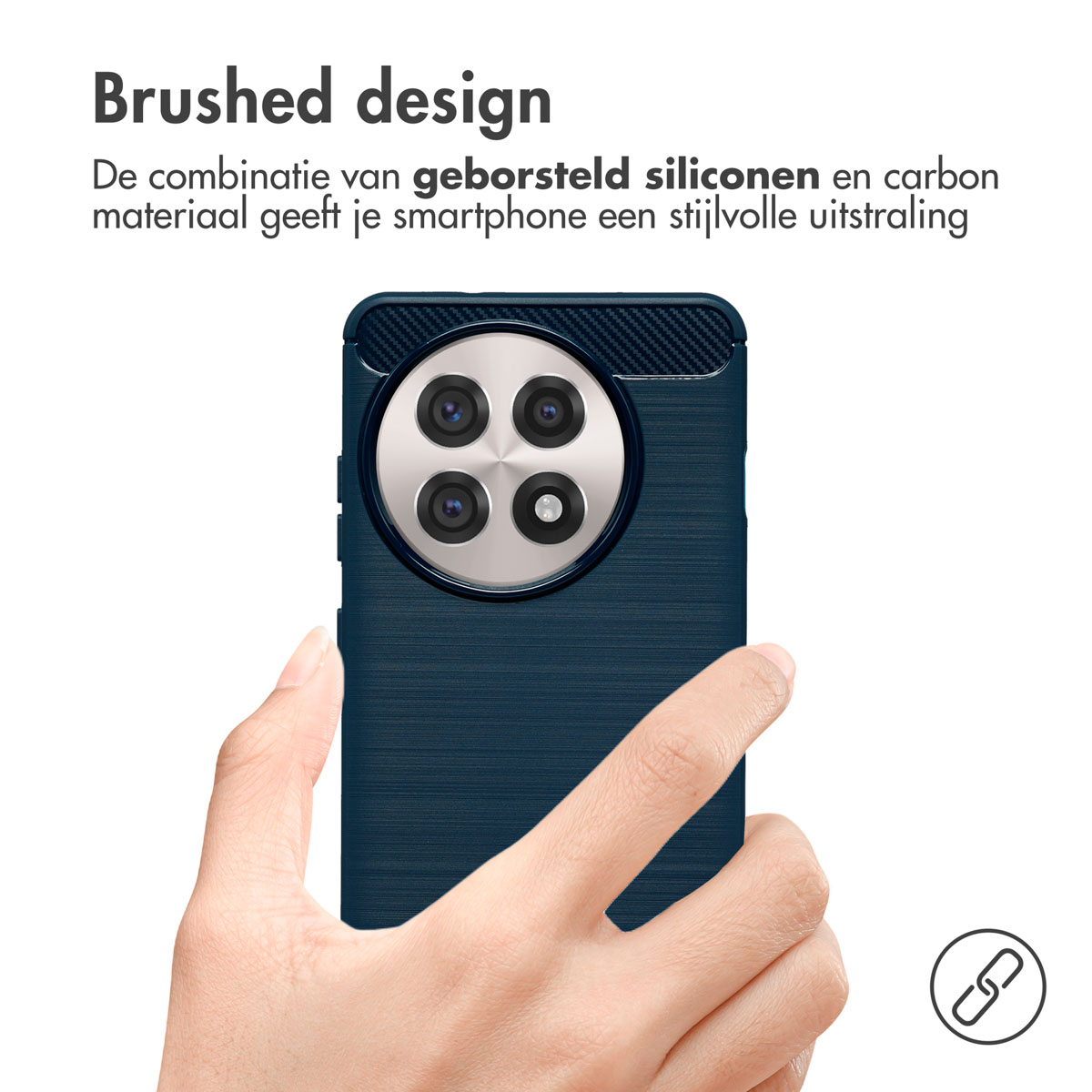 Funda de teléfono azul, vista trasera, sostenida por una mano. Texto: Diseño cepillado.