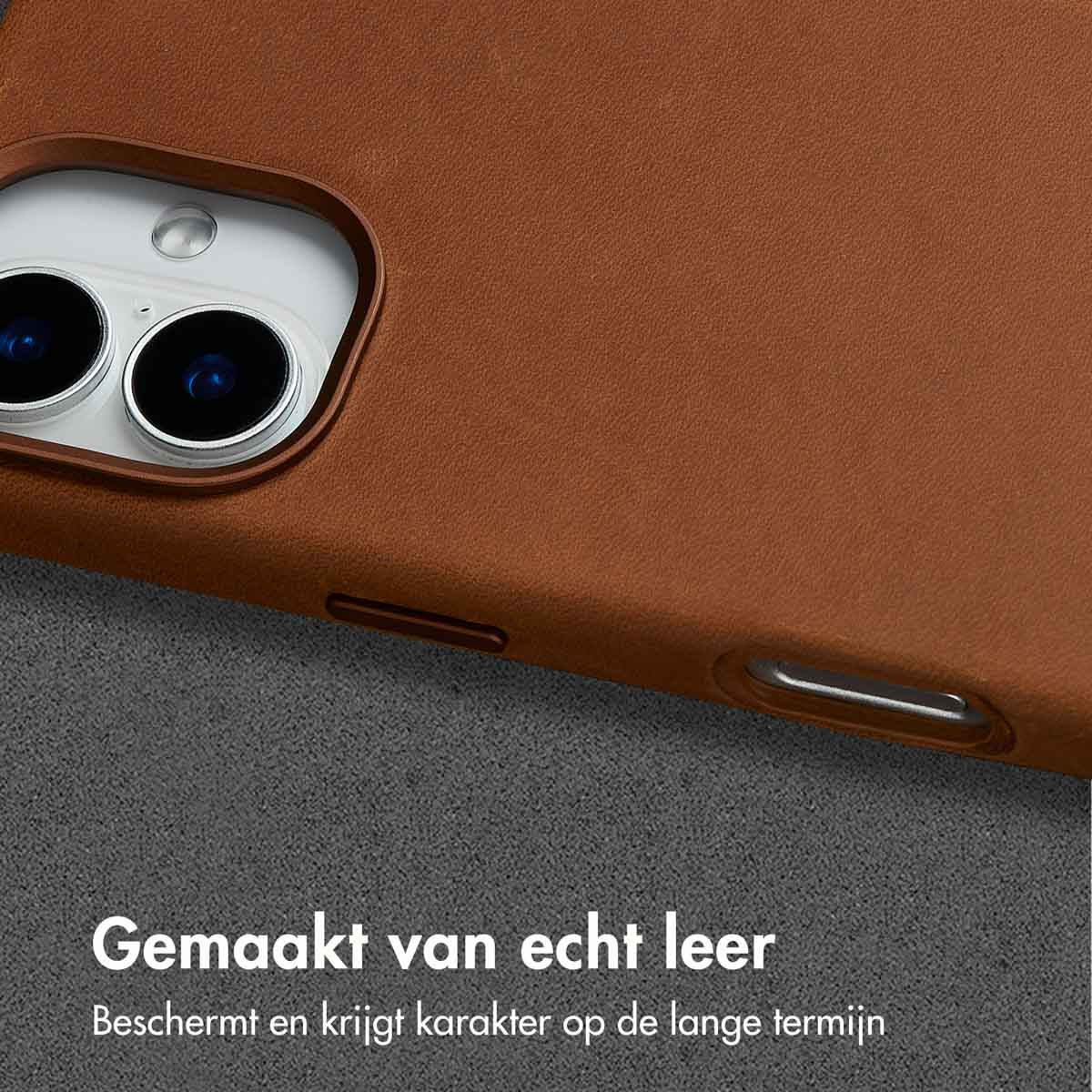 Gros plan sur la coque marron. Texte : Fabriqué en cuir véritable. Protège et développe le caractère.