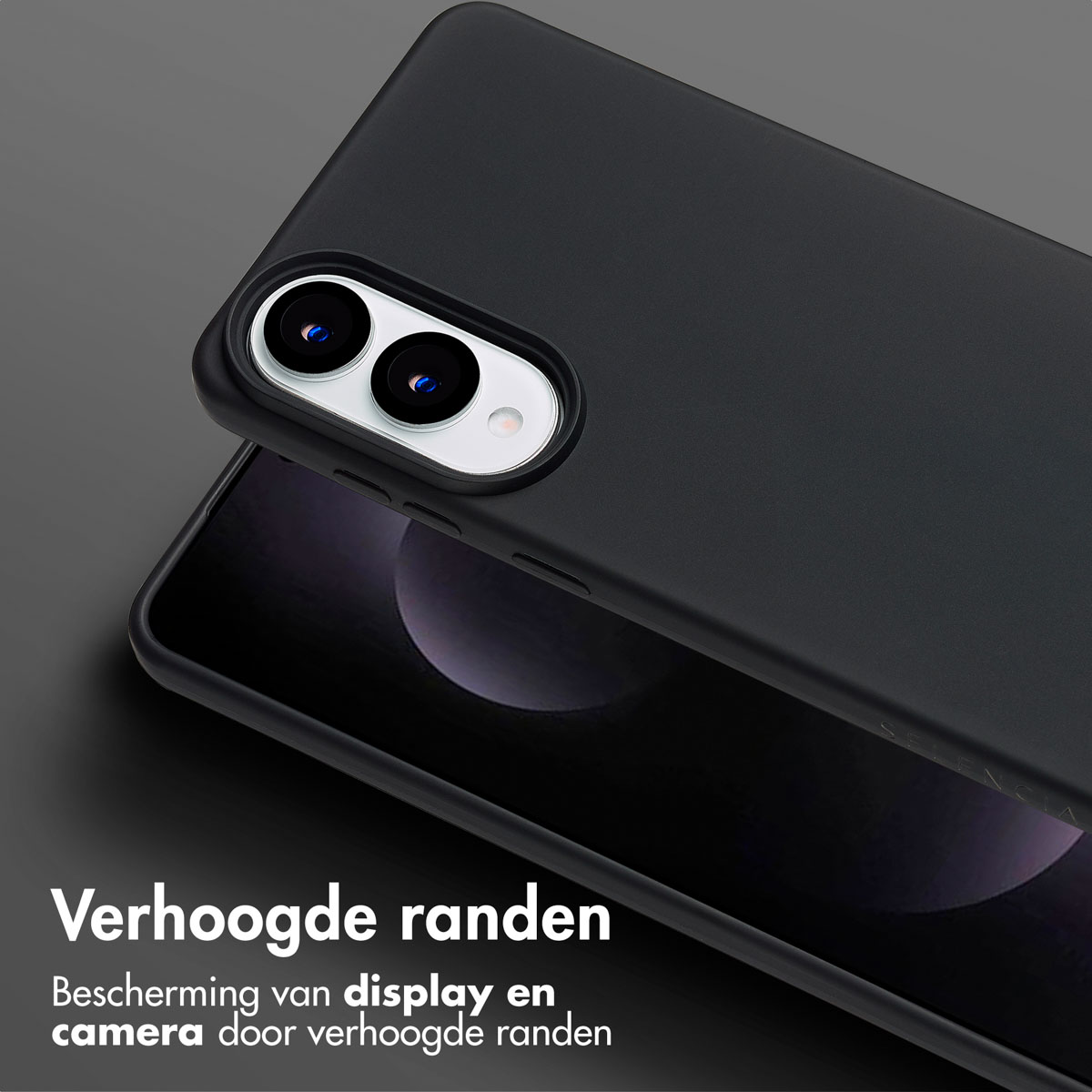 Zwarte telefoonhoes met cameralens. Text: Verhoogde randen.